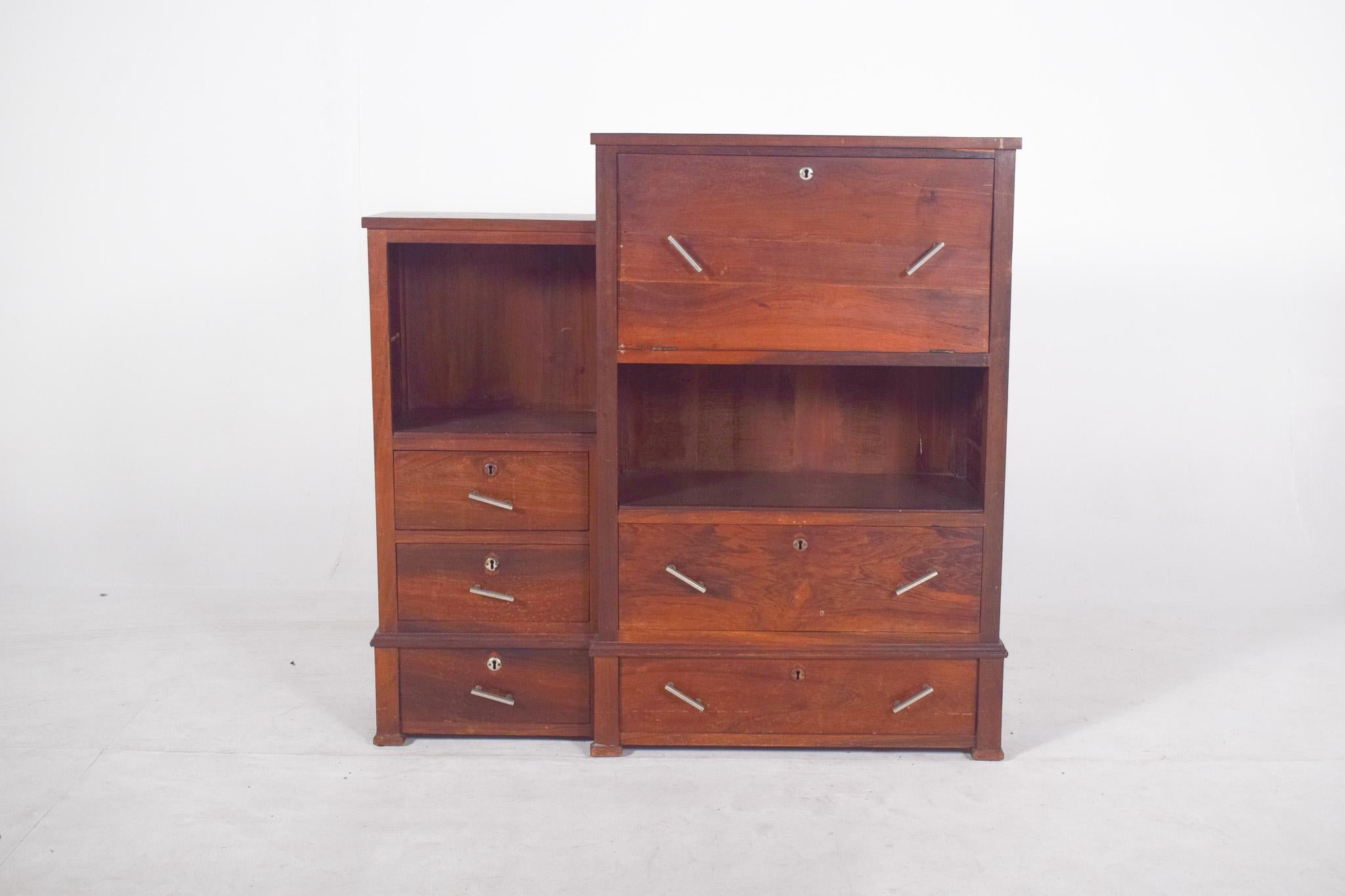 Grand meuble ancien. Avec ses lignes droites, il présente un design fonctionnel et utilitaire, probablement du 20e siècle et idéal pour une utilisation en tant qu'armoire ou unité de support de bureau. Doté d'une structure asymétrique, il comporte