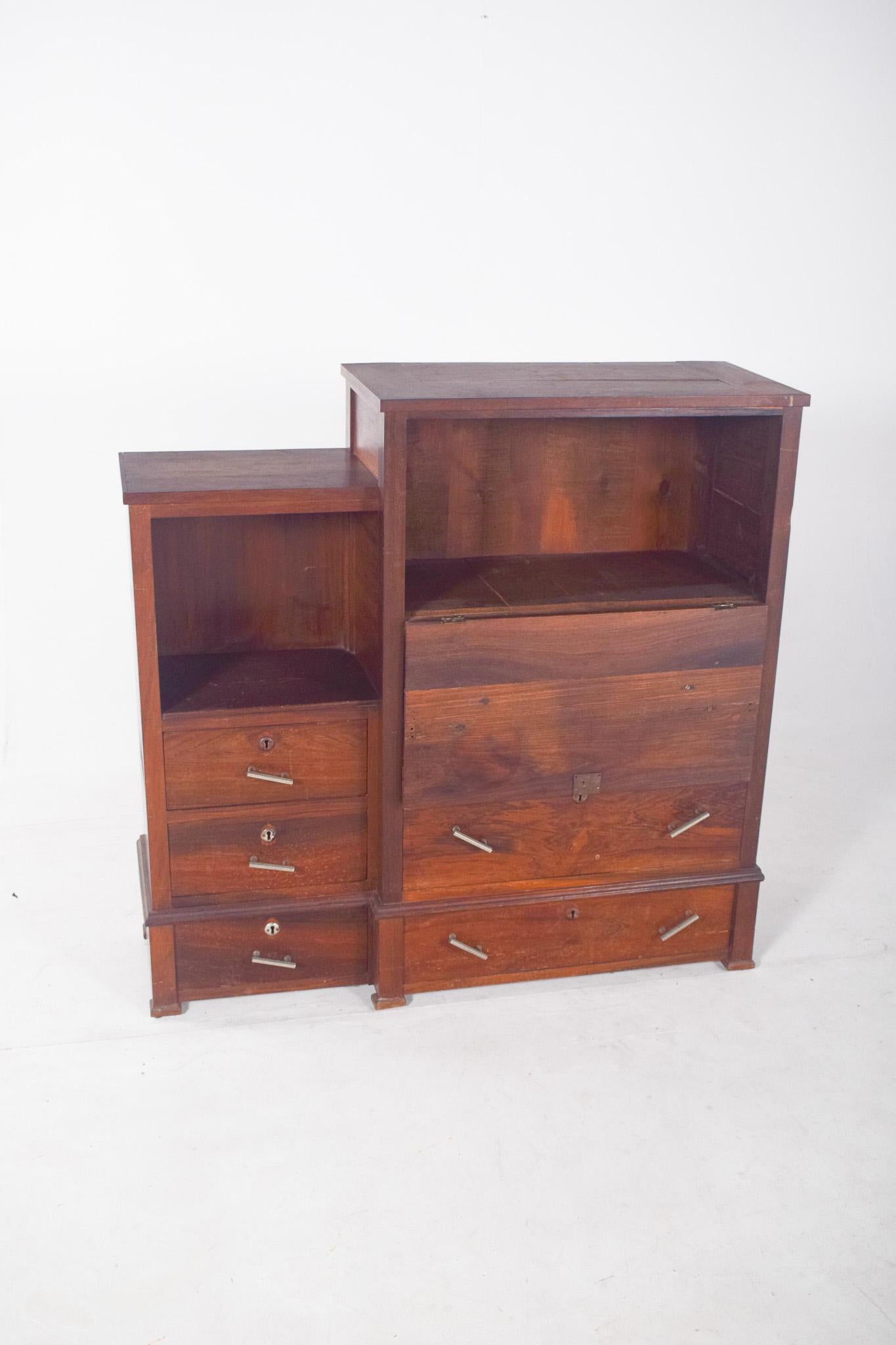 20ième siècle Ancienne armoire haute portugaise en vente