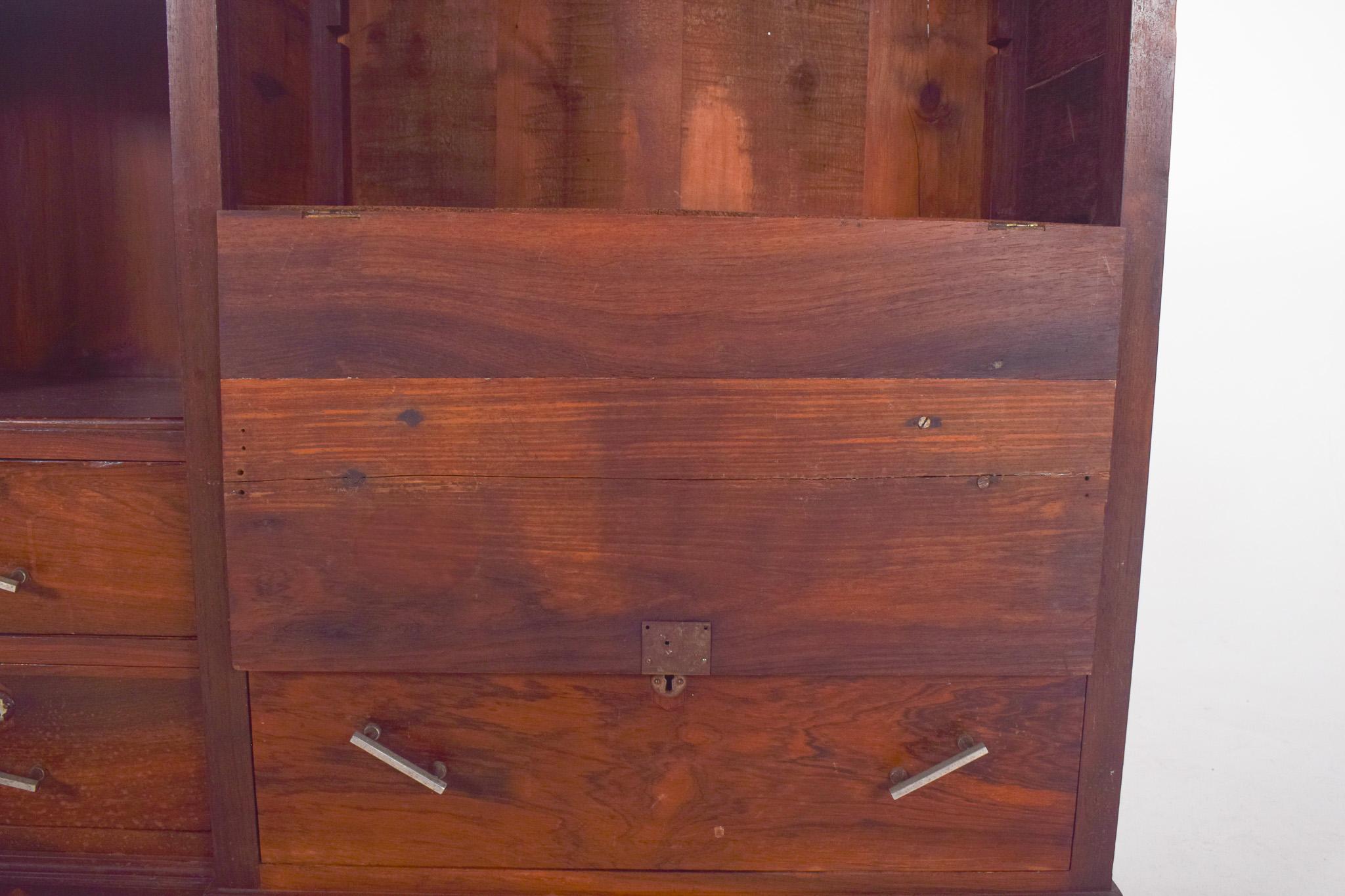 Ancienne armoire haute portugaise en vente 1