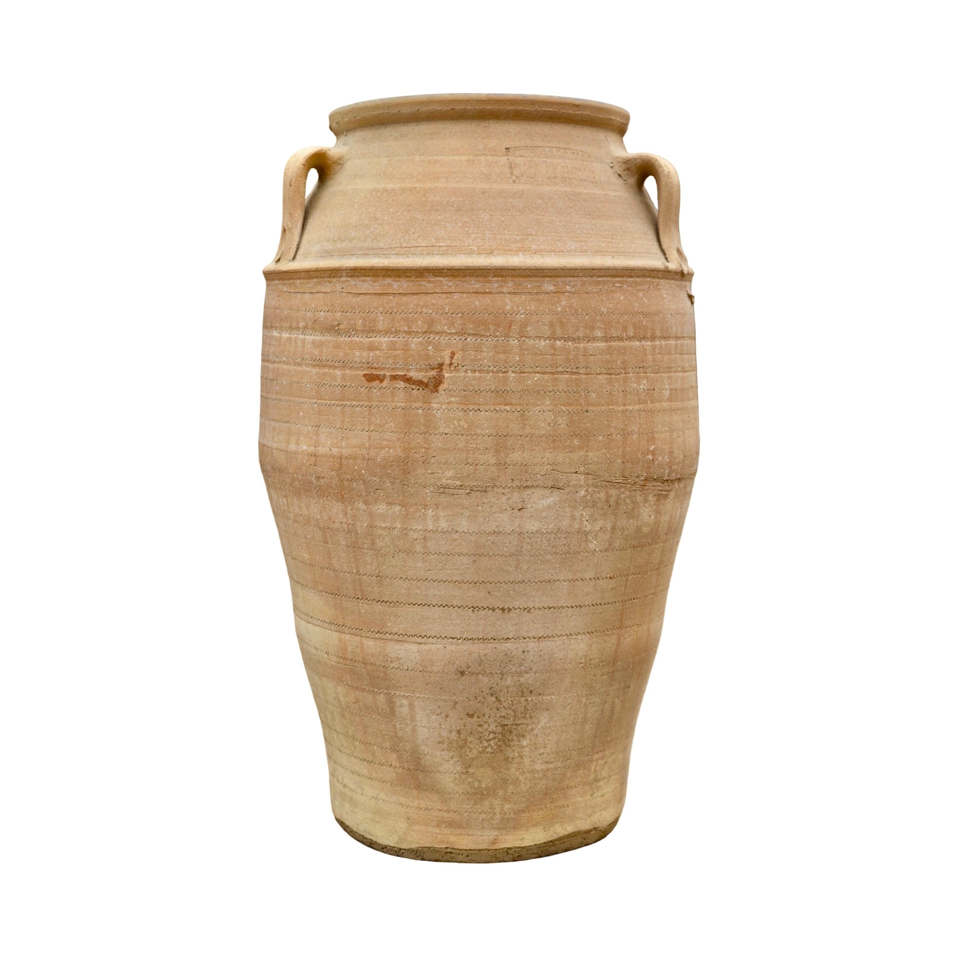 Un antico recipiente in terracotta proveniente dal Portogallo dei primi del '900, originariamente utilizzato per la conservazione del grano. Ricca di carattere e di patina, è perfetta come pezzo unico o come fioriera.