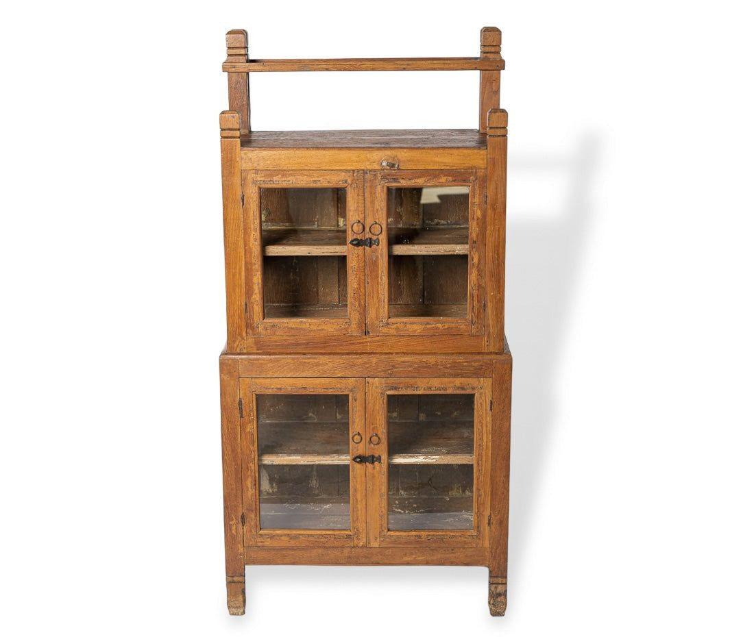 Diese unglaubliche antike portugiesische hölzerne Bauernhaus Vitrine circa 1900 ist perfekt mit großen rustikalen Charakter gealtert. Sorgfältige Handarbeit und ein durchdachtes Design mit unglaublichen Details machen diesen einzigartigen Schrank zu