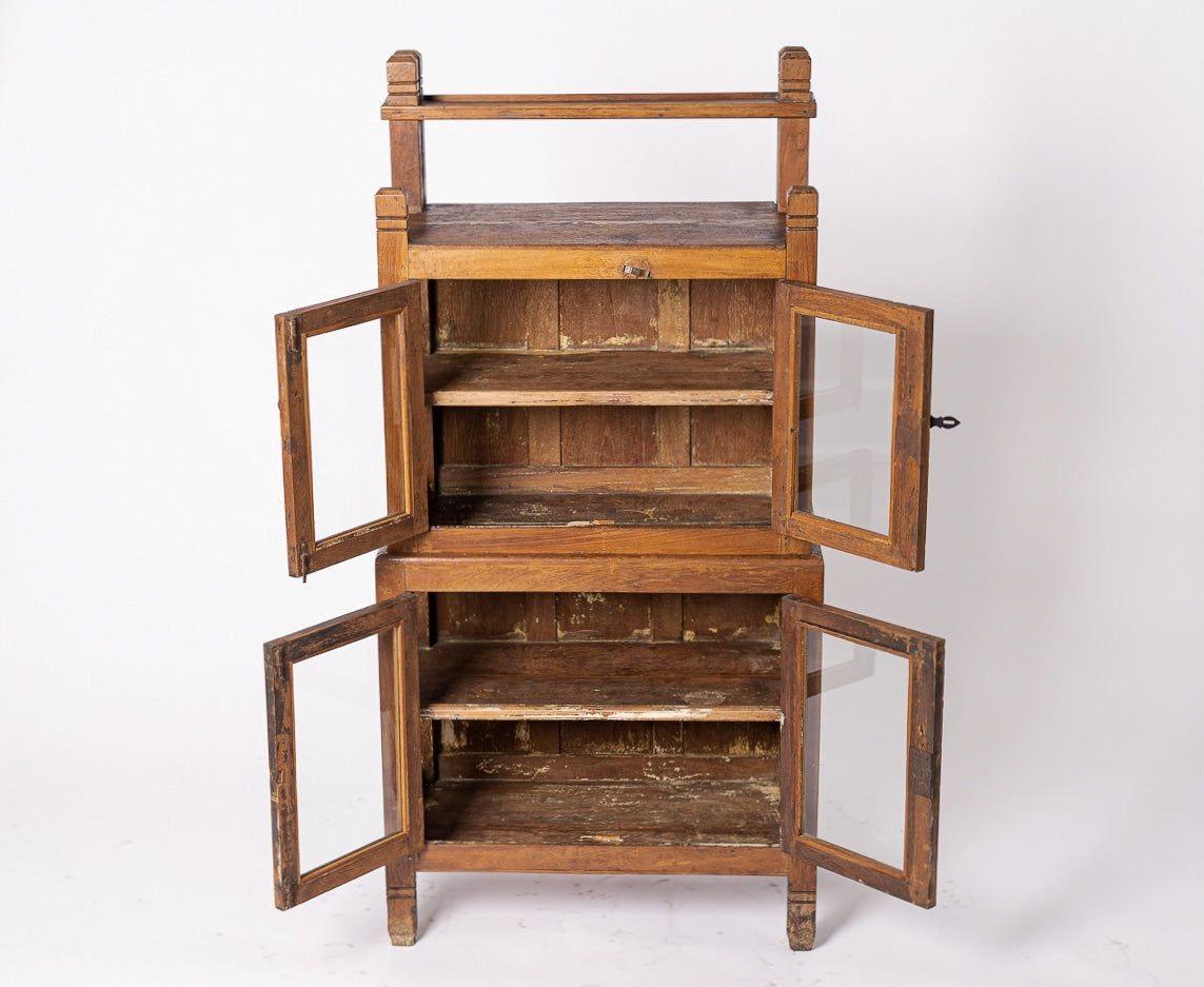 Antiker portugiesischer Aufbewahrungsschrank aus Holz und Glas aus Holz mit Vitrinenschrank (Handgefertigt)