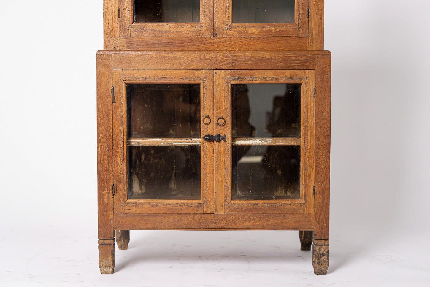 Antiker portugiesischer Aufbewahrungsschrank aus Holz und Glas aus Holz mit Vitrinenschrank (Frühes 20. Jahrhundert)