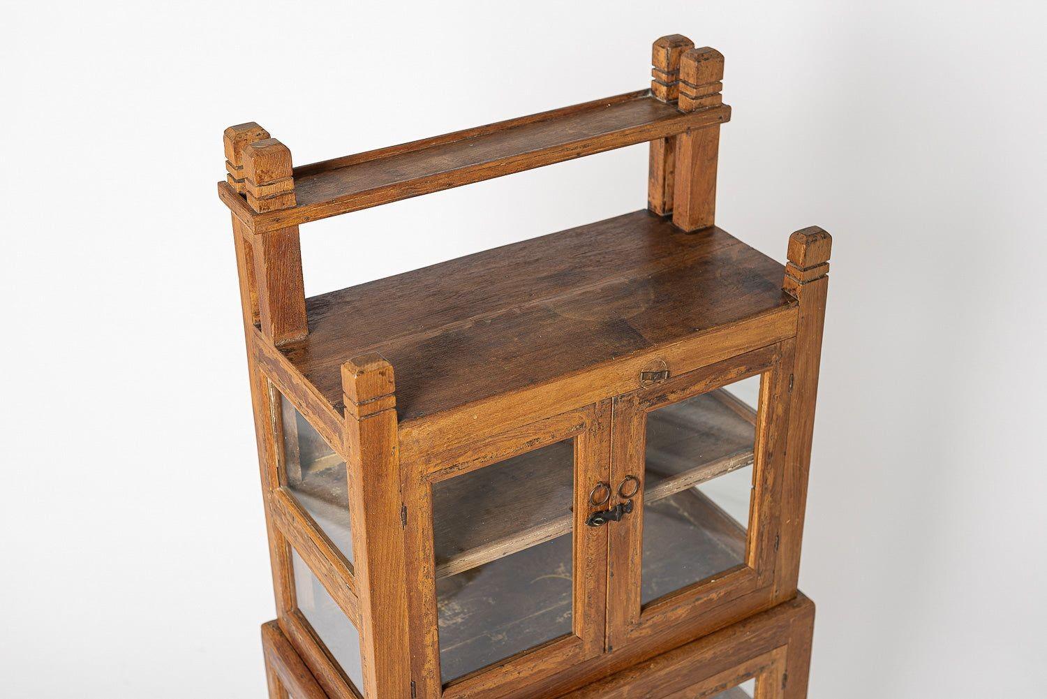 Antiker portugiesischer Aufbewahrungsschrank aus Holz und Glas aus Holz mit Vitrinenschrank (Messing)