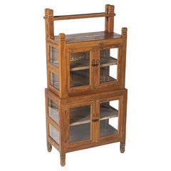 Antiker portugiesischer Aufbewahrungsschrank aus Holz und Glas aus Holz mit Vitrinenschrank