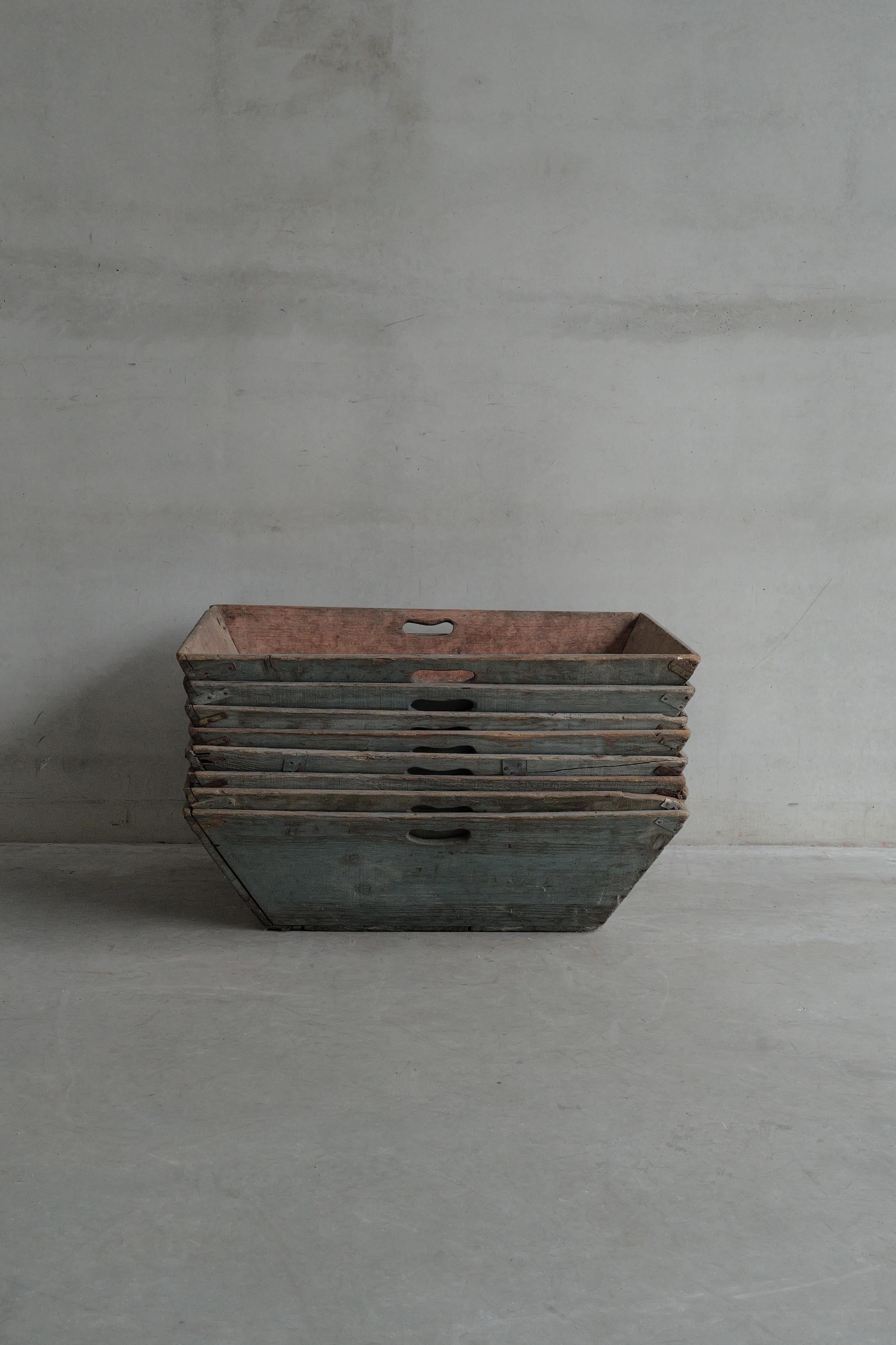 Cubo de madera portugués antiguo
Remolque de vendimia de madera, artesanal, de principios del siglo XX, procedente de Portugal, utilizado tradicionalmente durante la vendimia (vindima) o la recolección agrícola en general. Su forma trapezoidal