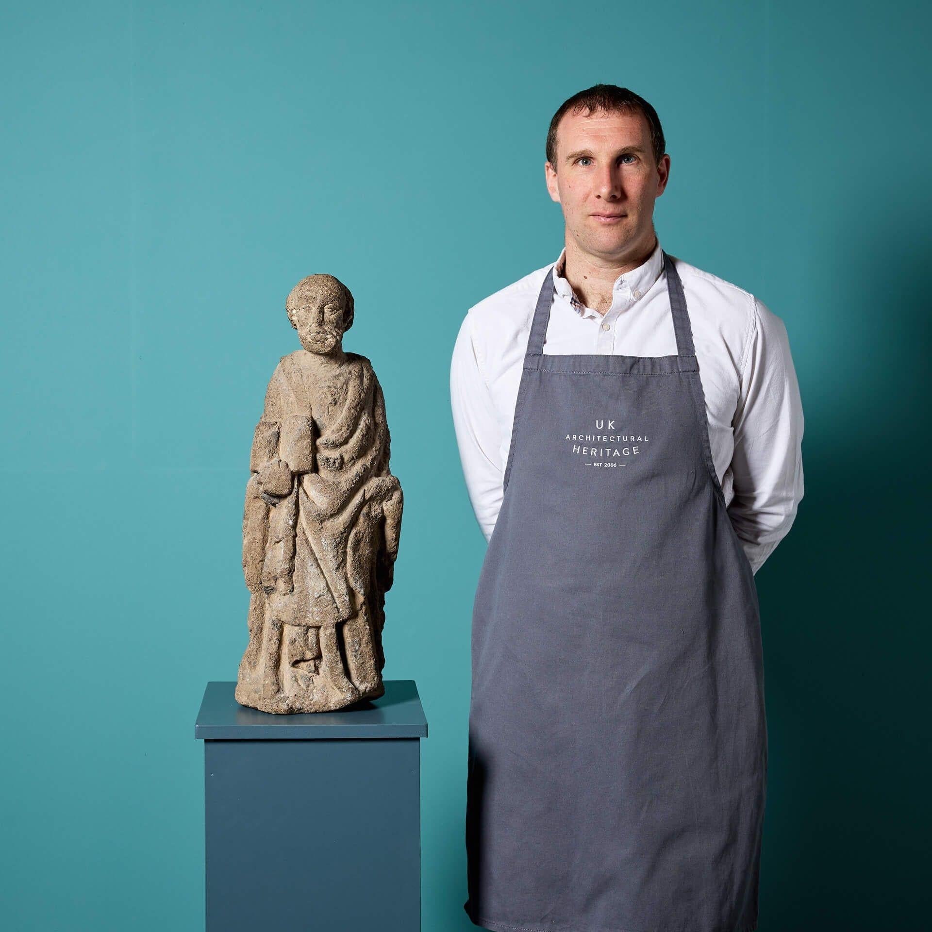 Eine antike postmittelalterliche geschnitzte Splittsteinstatue, die eine Heiligenfigur darstellt.

Diese englische Skulptur aus dem 16./17. Jahrhundert hat einen kleinen Maßstab und einen charakteristischen, von der Zeit abgenutzten Look, der in