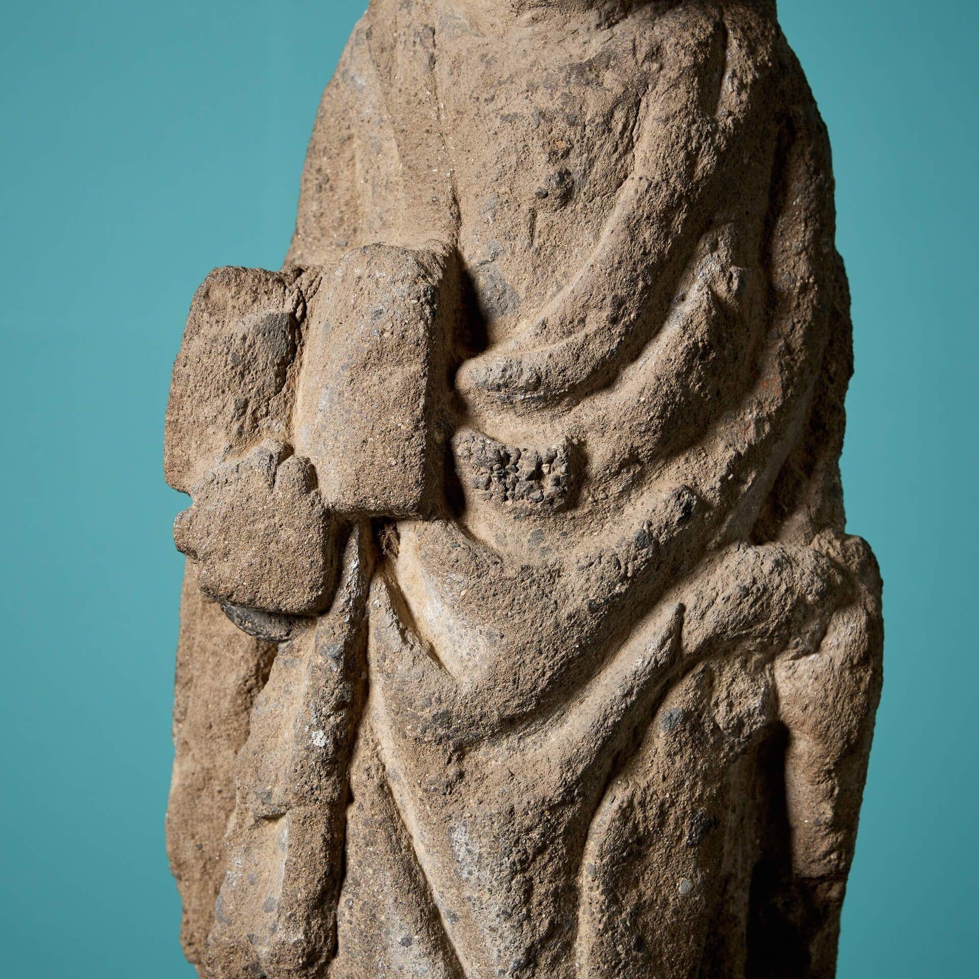 Antike postmittelalterliche geschnitzte Steinheiligenstatue (Englisch) im Angebot