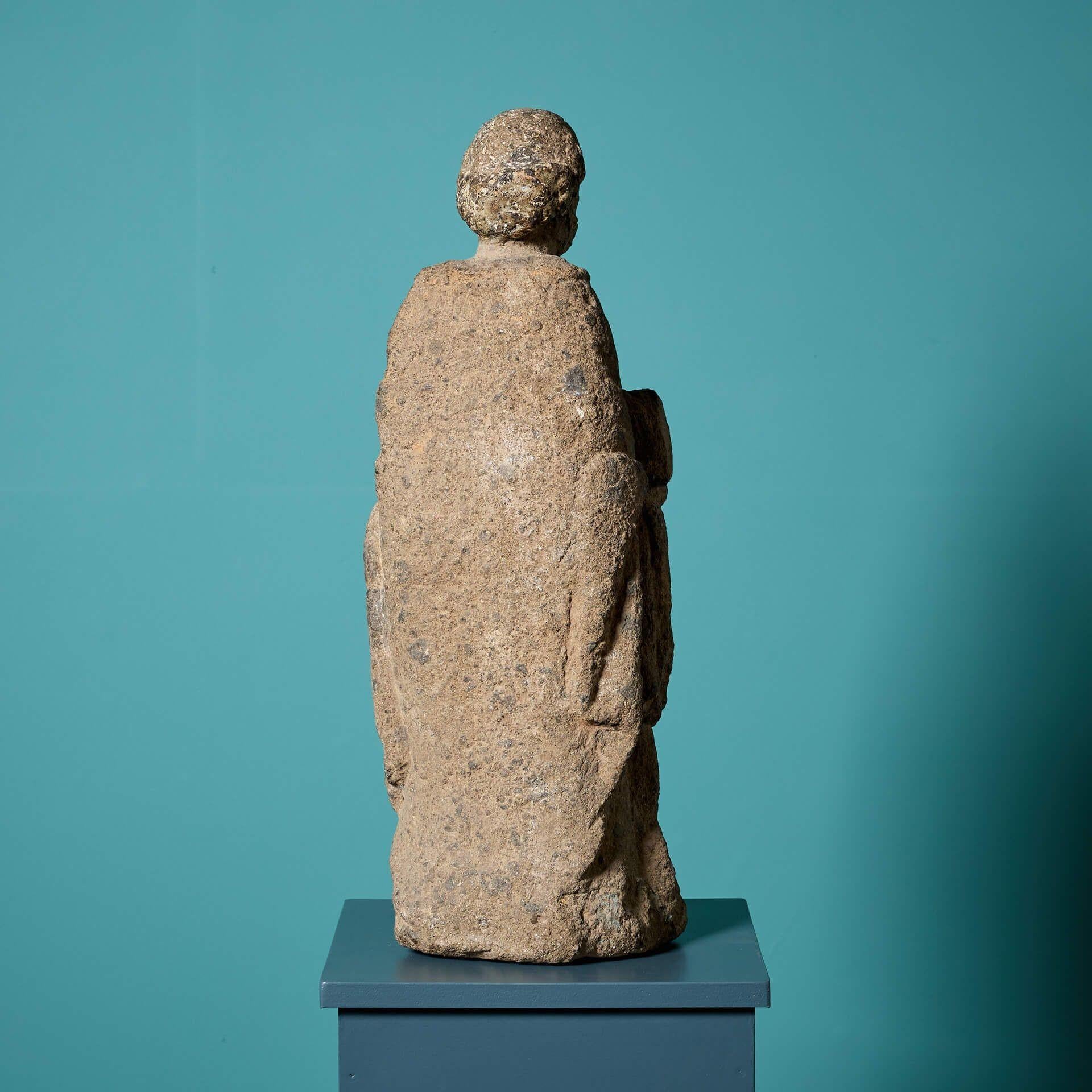 Antike postmittelalterliche geschnitzte Steinheiligenstatue im Zustand „Relativ gut“ im Angebot in Wormelow, Herefordshire
