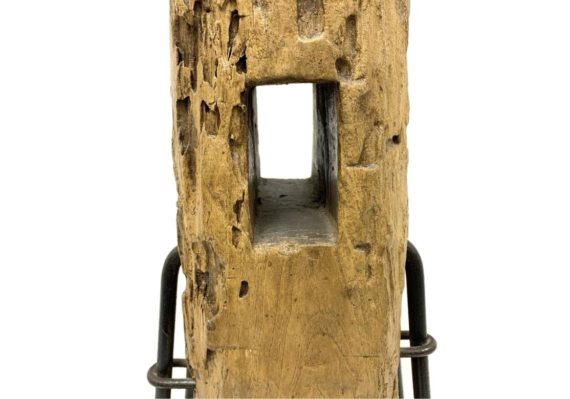 scultura realizzata con materiali di recupero  frammento di legno con incastri a mortasa e tenone e montato su un supporto in ferro personalizzato per essere esposto come opera d'arte.

Dimensioni: 9 5/8