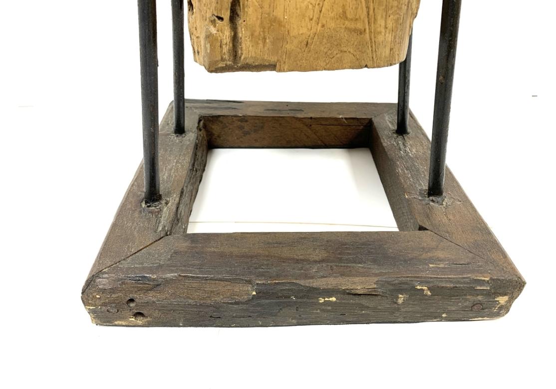 Rustico Antico palo montato come scultura in vendita