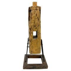 Antico palo montato come scultura