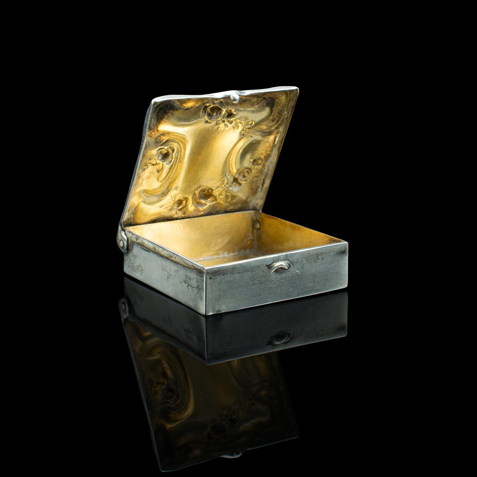 Se trata de una antigua caja de sellos postales. Un estuche de bolsillo americano, de plata, con monograma, de la época eduardiana, hacia 1910.

Caja de bolsillo deliciosamente pequeña, con encantadores detalles decorativos
Muestra una deseable