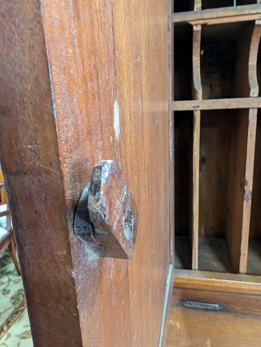 Escritorio antiguo de correos, nogal macizo Nogal