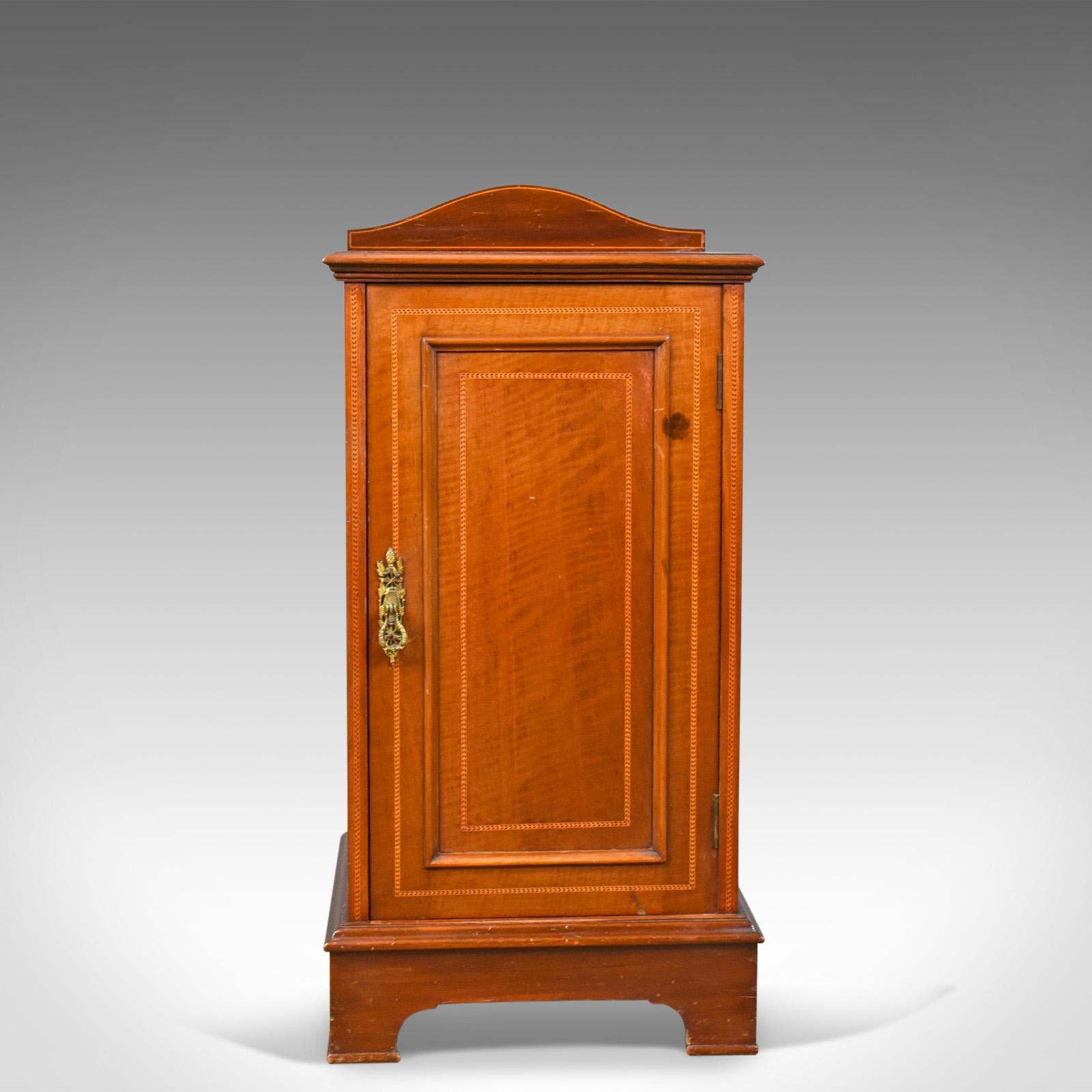 This is an antique pot cupboard, an English, Edwardian, walnut bedside cabinet dating to the early 20th century, circa 1910.

Good color to the English walnut
Grain interest shows in the lustrous wax polished finish
Of quality craftsmanship with