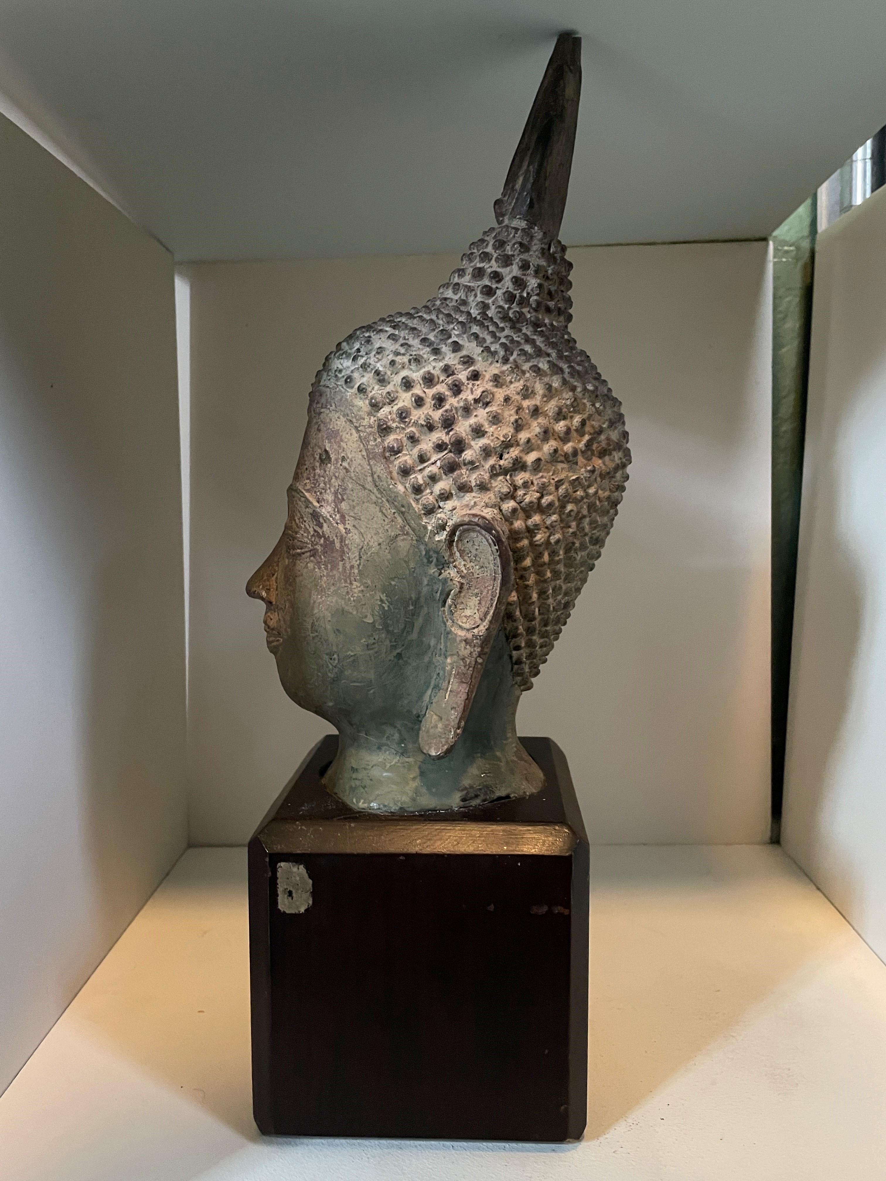 Antike Keramik / Keramik-Modell von Buddhas Kopf auf massivem Holzblock mit abgeschrägten Kanten montiert. In schönen Vintage-Zustand mit all-over Patina und Verschleiß an den eigentlichen Kopf. Wahrscheinlich südostasiatischen Ursprungs;