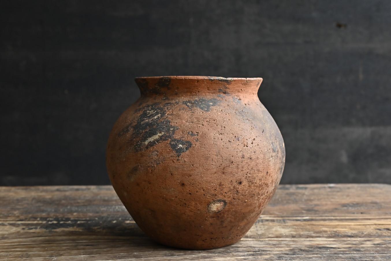 Antique pottery pot from Japan or Southeast Asia/18th-19th century/Okinawa In Good Condition In Sammu-shi, Chiba