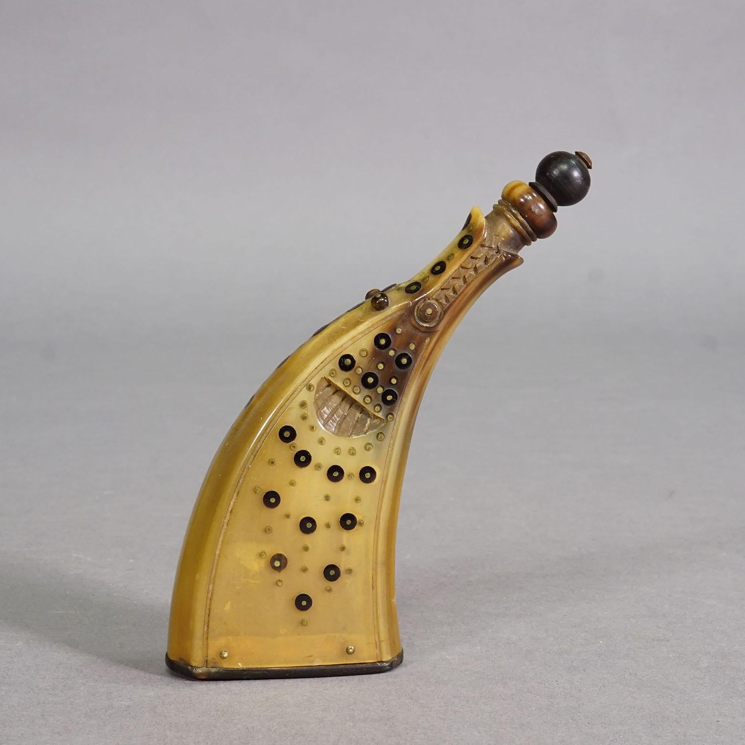 Antique Powder Flask Made of Horn with Decorations, Germany 19th Century

This beautiful powder flask, crafted from natural horn, features numerous decorative elements and applied embellishments. The stopper is topped with a rounded ball, while the