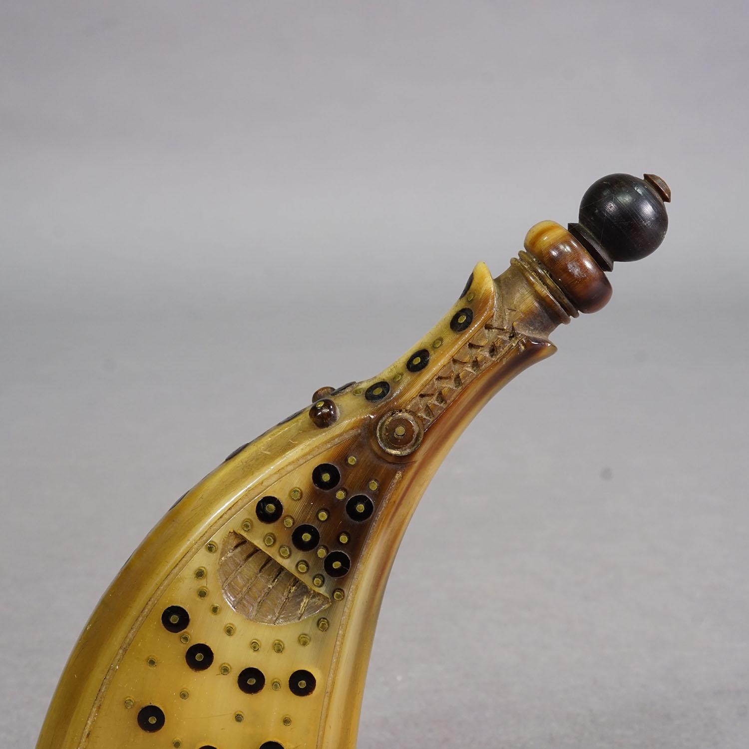Black Forest Antique Powder Flask Made of Horn with Decorations, Germany 19th Century For Sale