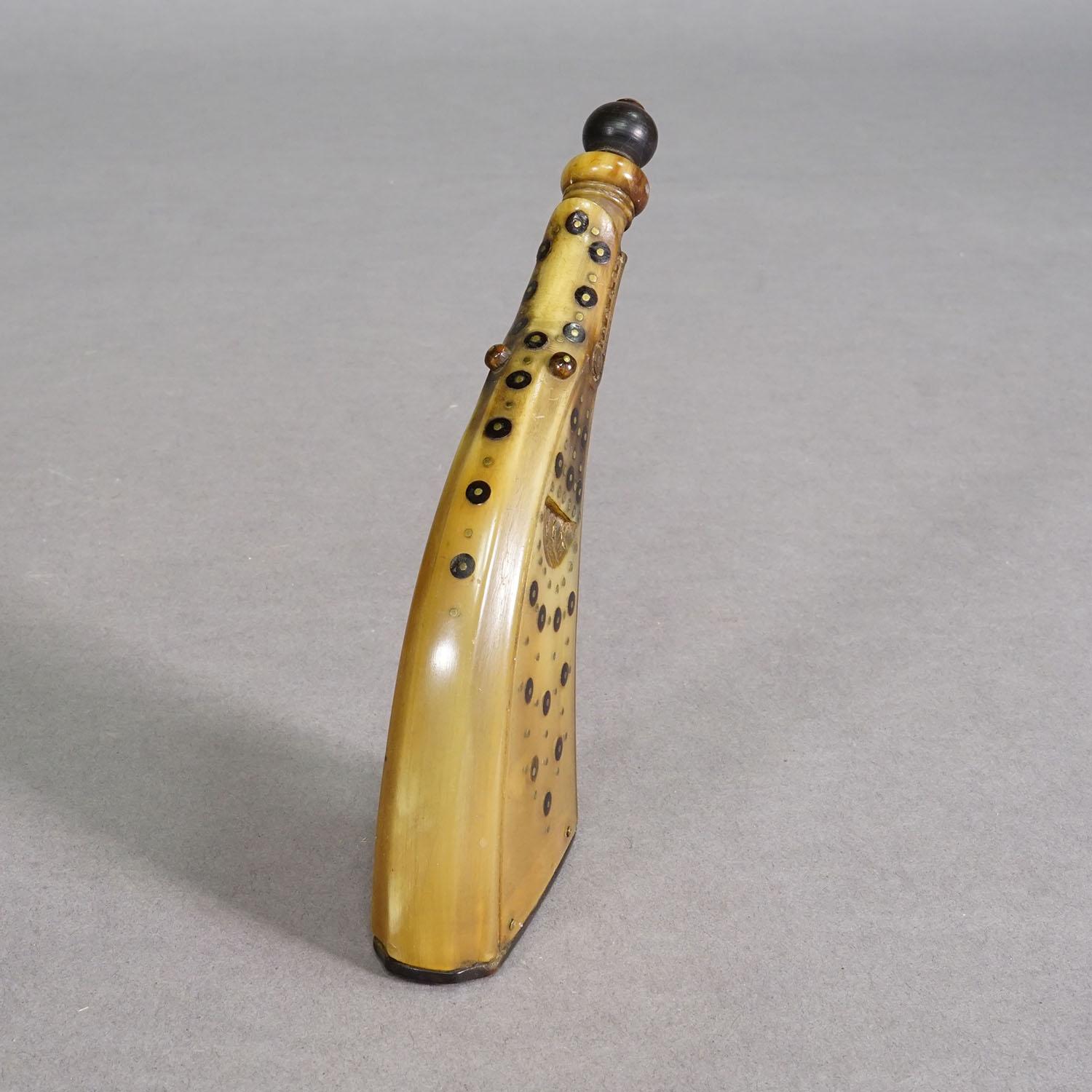 Antique Powder Flask Made of Horn with Decorations, Germany 19th Century In Good Condition For Sale In Berghuelen, DE