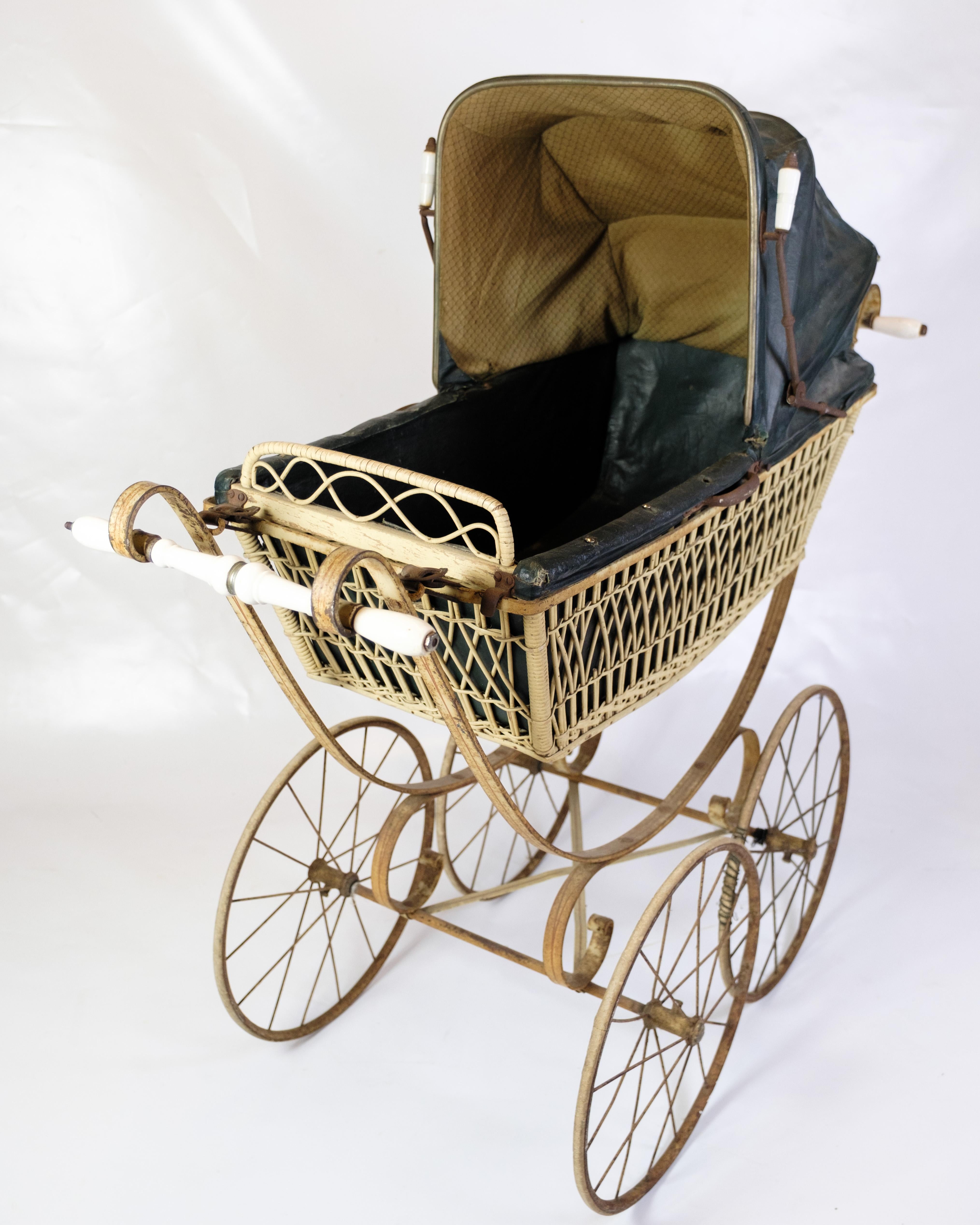Inizio XX secolo Carrozzina antica con cesto di vimini e tettuccio nero originale del 1900 in vendita
