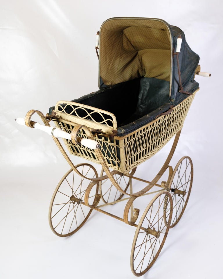 Belle poussette de poupée , ancienne début 1900 bambou ,rotin