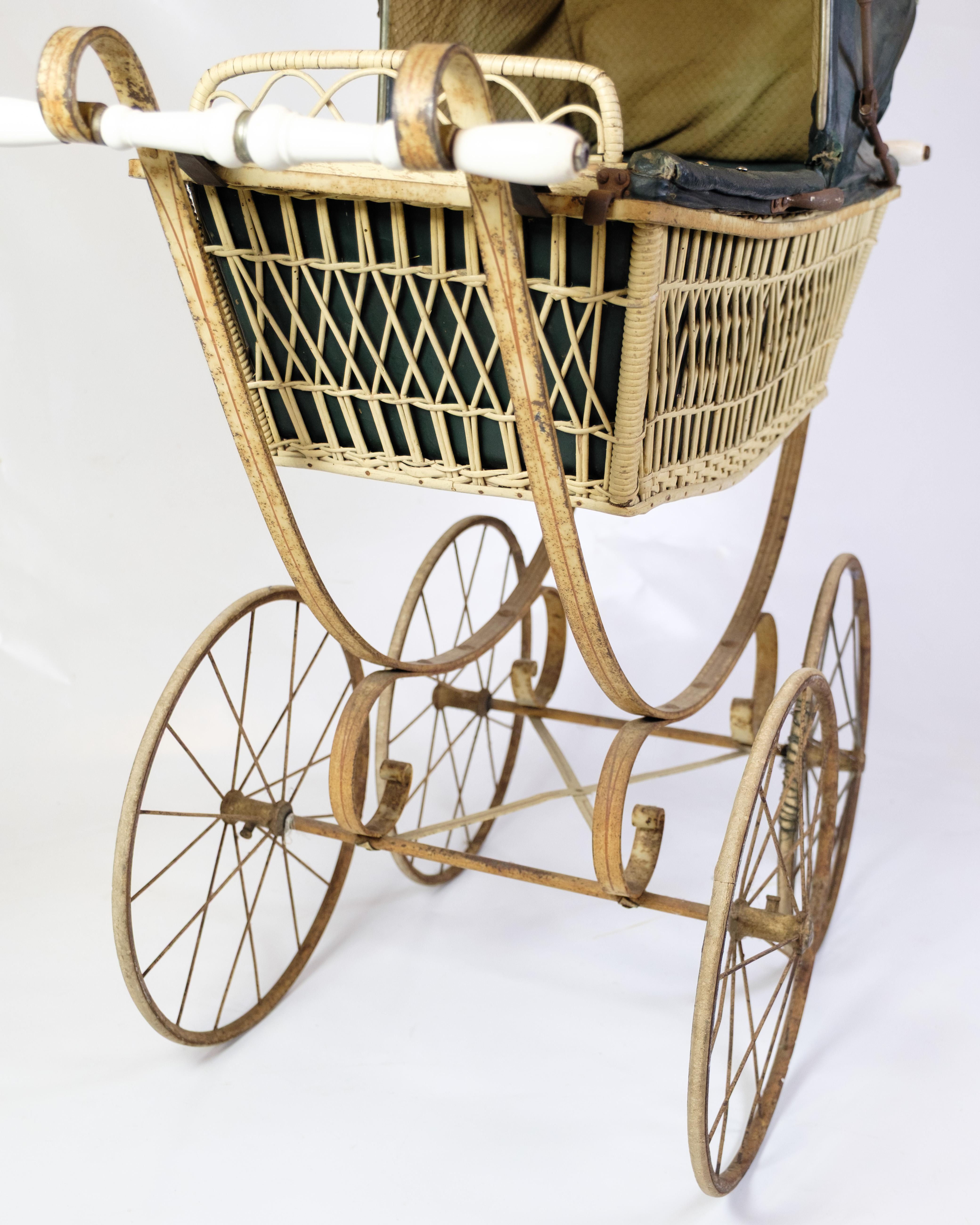 Carrozzina antica con cesto di vimini e tettuccio nero originale del 1900 in vendita 1