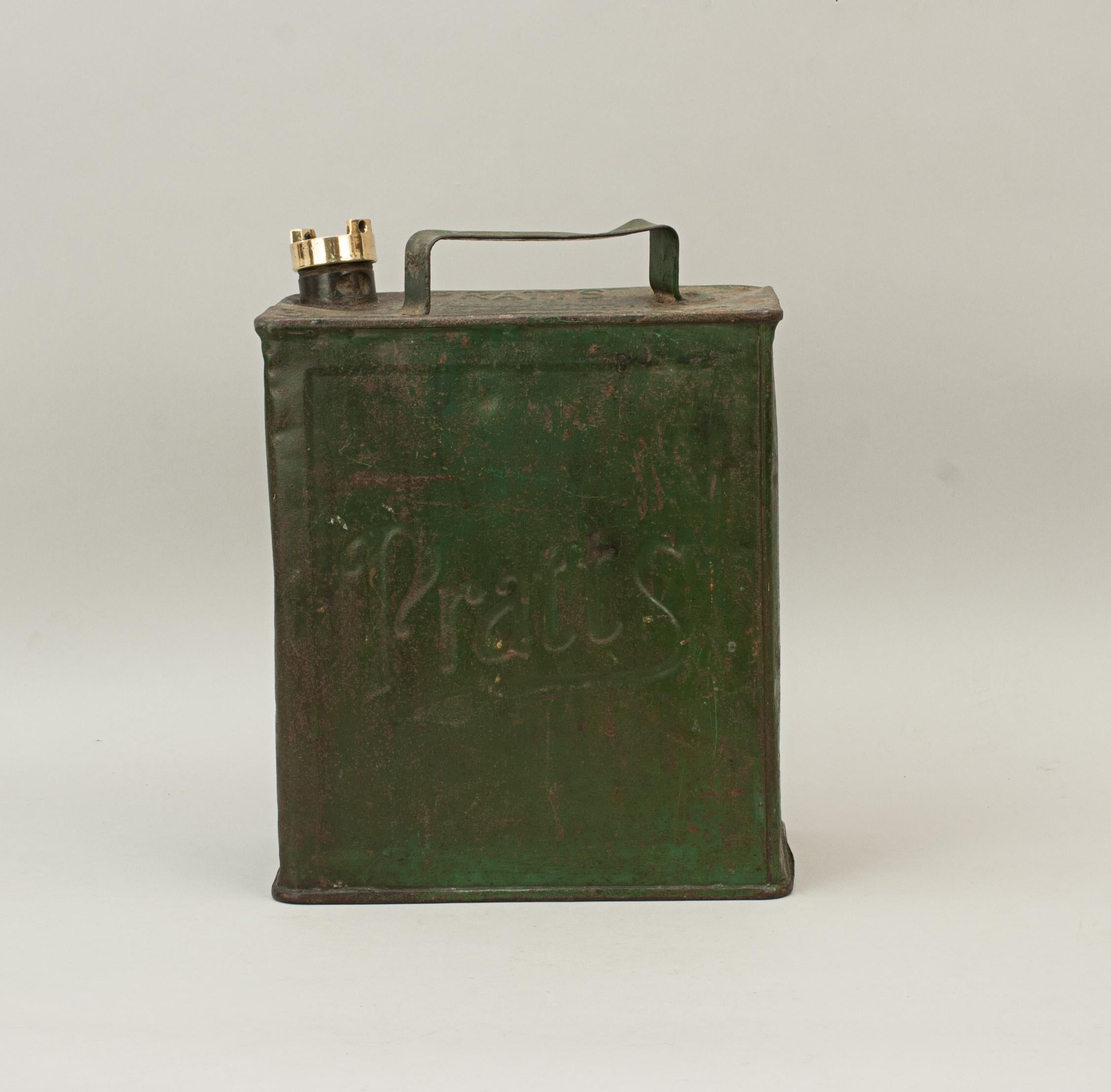 Britannique Ancienne boîte à pétrole Pratts verte à moteur en vente