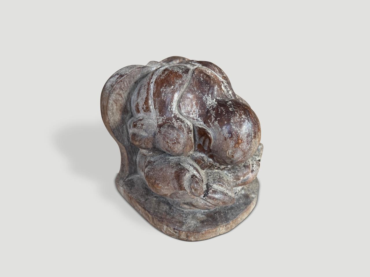 Un bouddha en prière sculpté à la main à partir d'un seul morceau de bois. Vers 1930

Ce bouddha antique en prière a été sourcé dans l'esprit du Wabi-Sabi, une philosophie japonaise selon laquelle la beauté peut être trouvée dans l'imperfection et