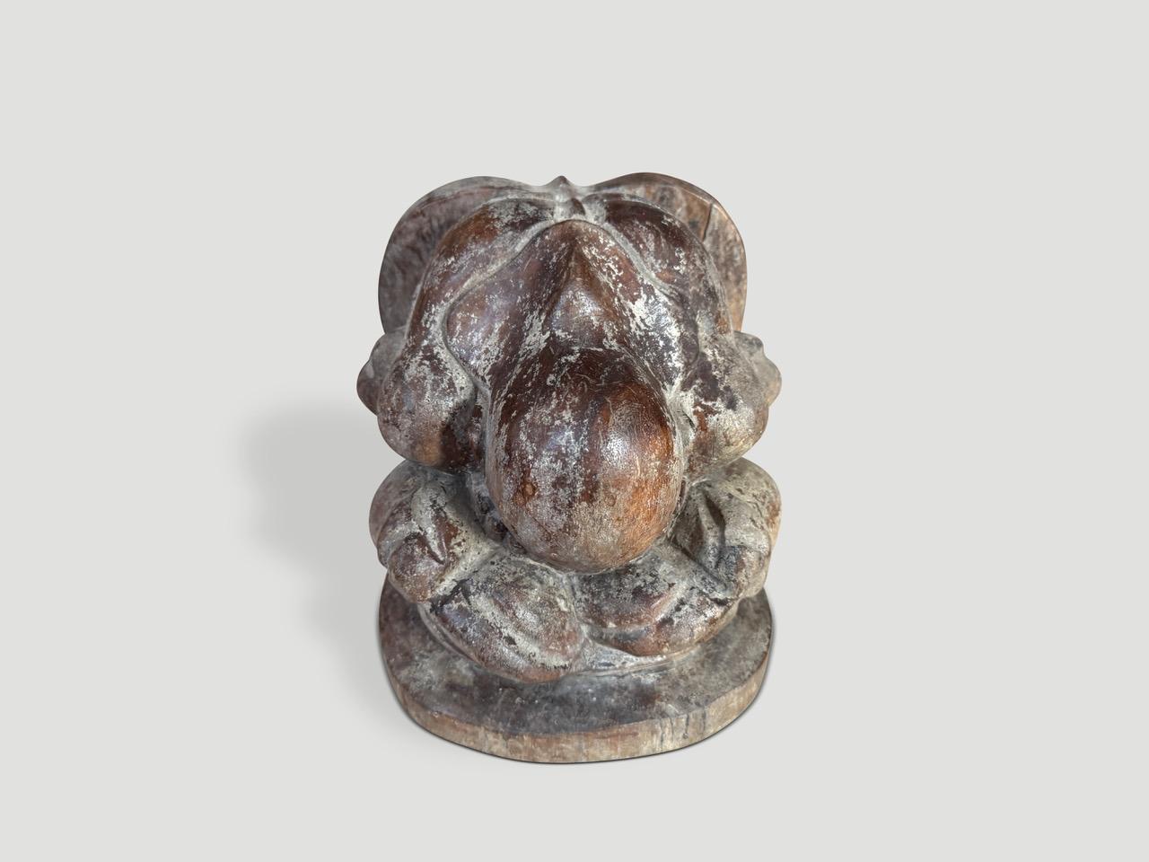 Rustique Bouddha de prière antique en vente