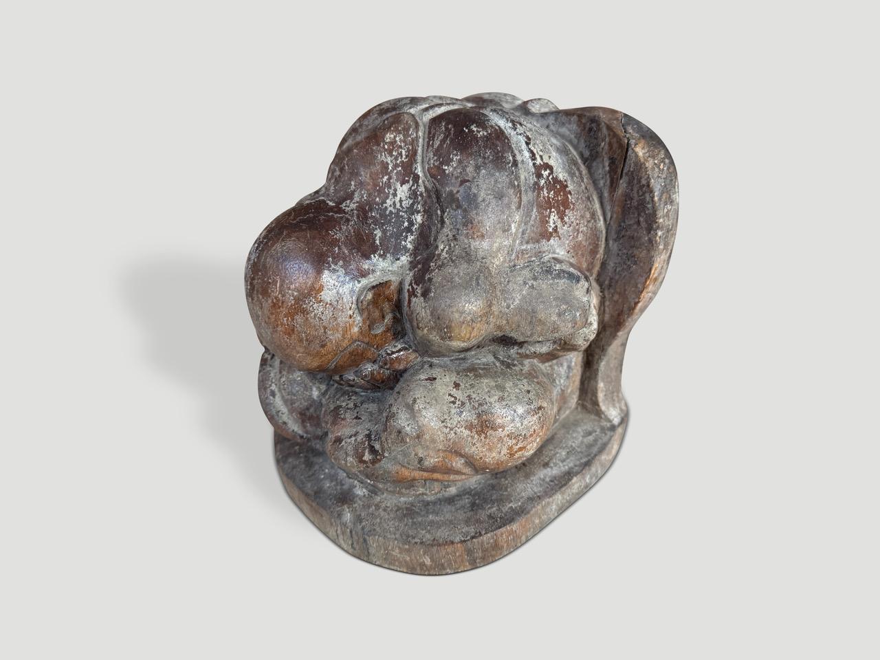 Antico Buddha in preghiera