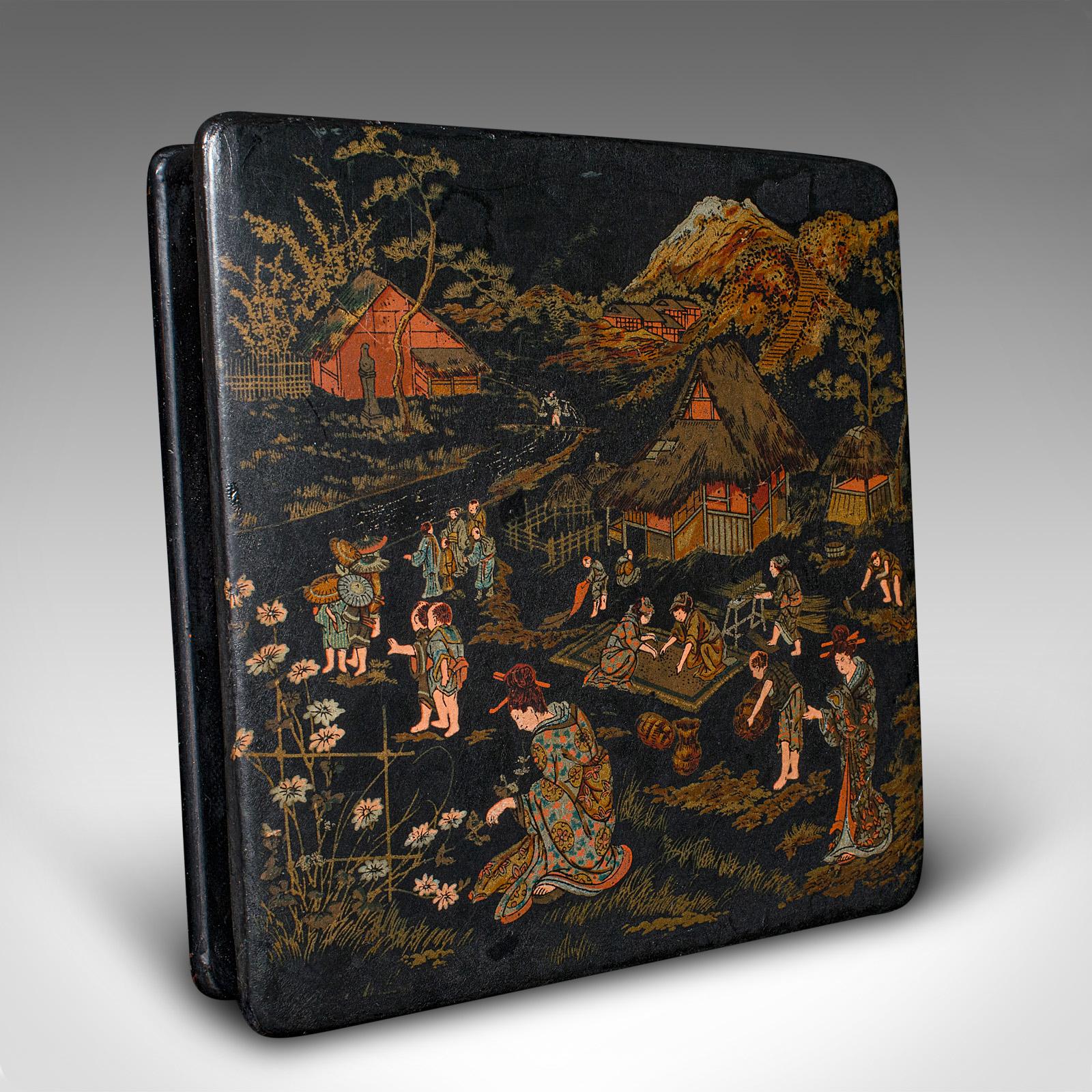 Japonais Boîte de présentation ancienne japonaise, laquée, peinte à la main, orientale, victorienne en vente