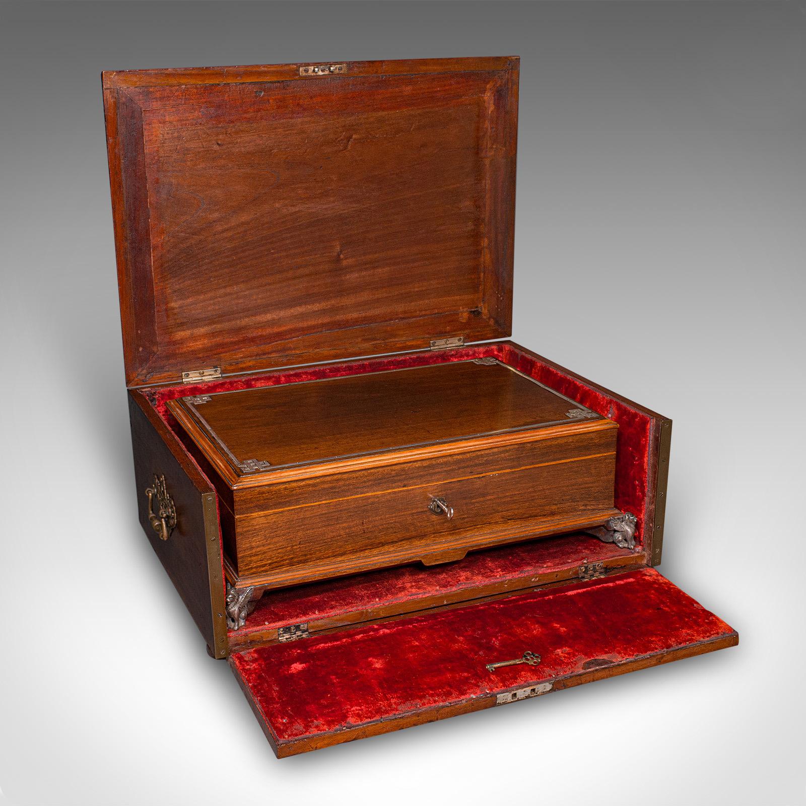 This is an antique presentation insignia box. An Italian, cased medal and epaulette campaign chest, dating to the late Victorian period, circa 1900. A fascinating and rare piece of military presentation craftsmanship, complete with its protective
