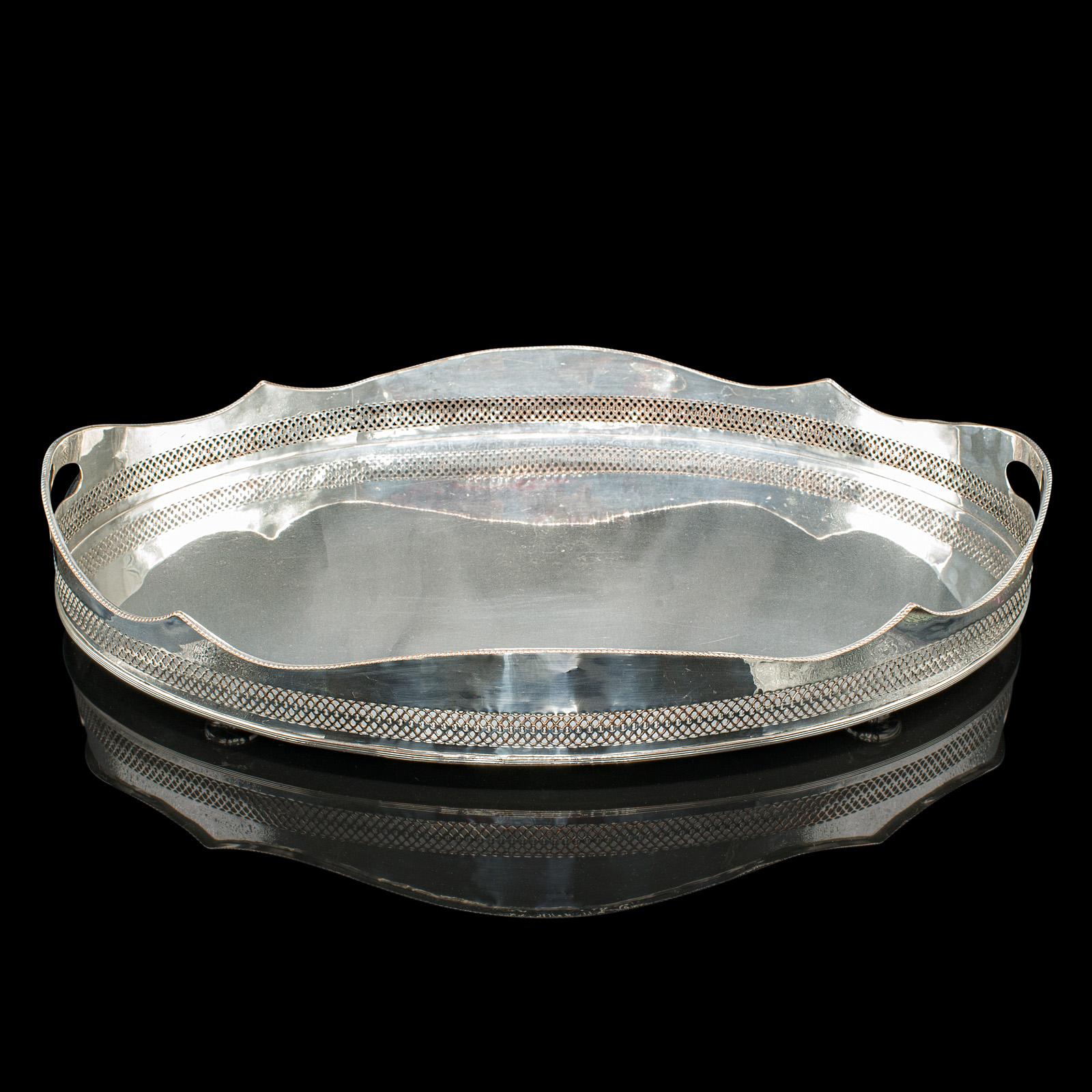 Si tratta di un antico vassoio di presentazione. Vassoio da cocktail o da aperitivo inglese, placcato in argento, risalente al periodo edoardiano, circa 1910.

Elegante vassoio da portata edoardiano, ideale per cocktail o serate