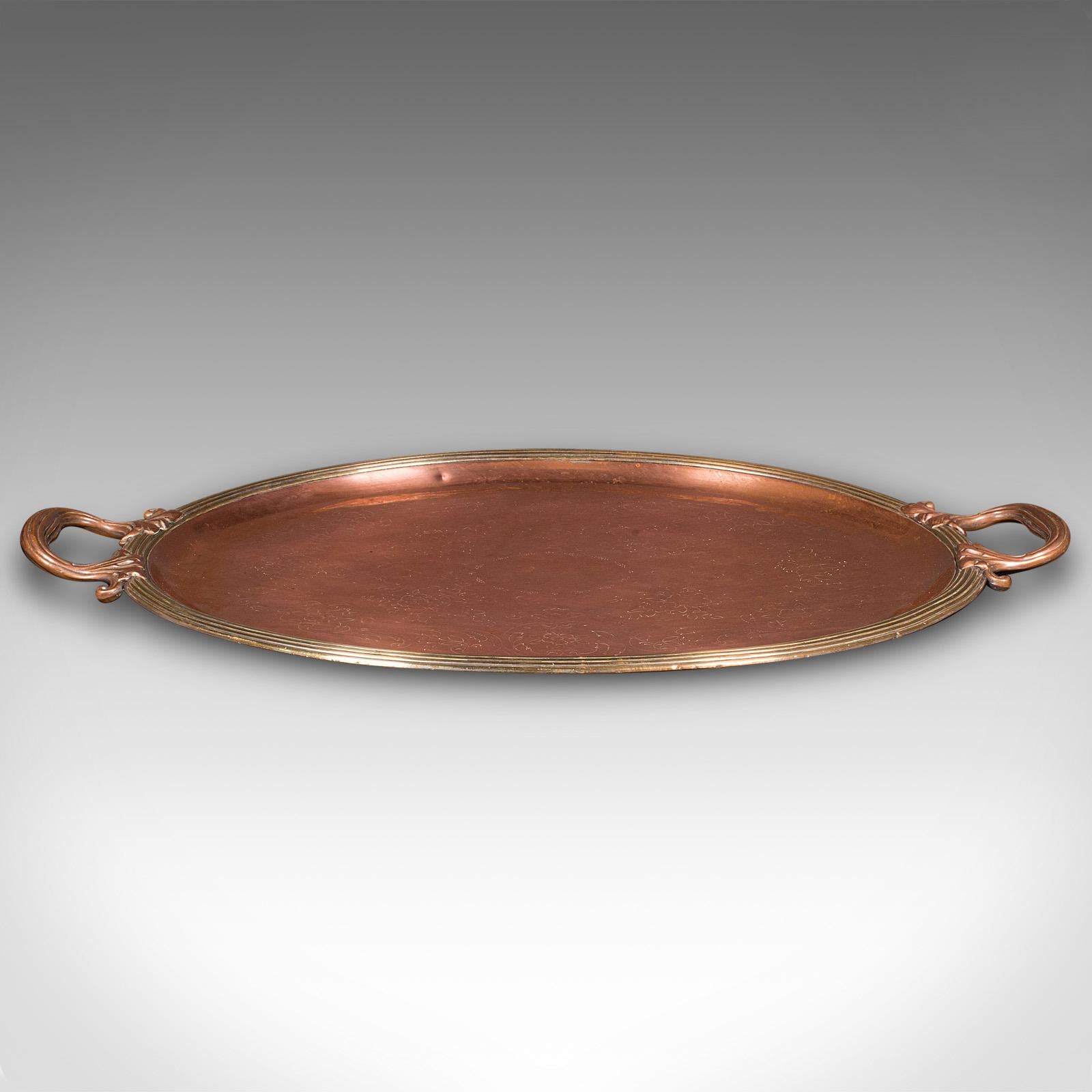 
Dies ist ein antikes Präsentationstablett. Eine englische Servierplatte aus Kupfer und Messing mit zwei Griffen, aus der späten viktorianischen Zeit, um 1880.

Attraktive Farben und ein Auge für Details veredeln dieses großzügige Tablett
Mit