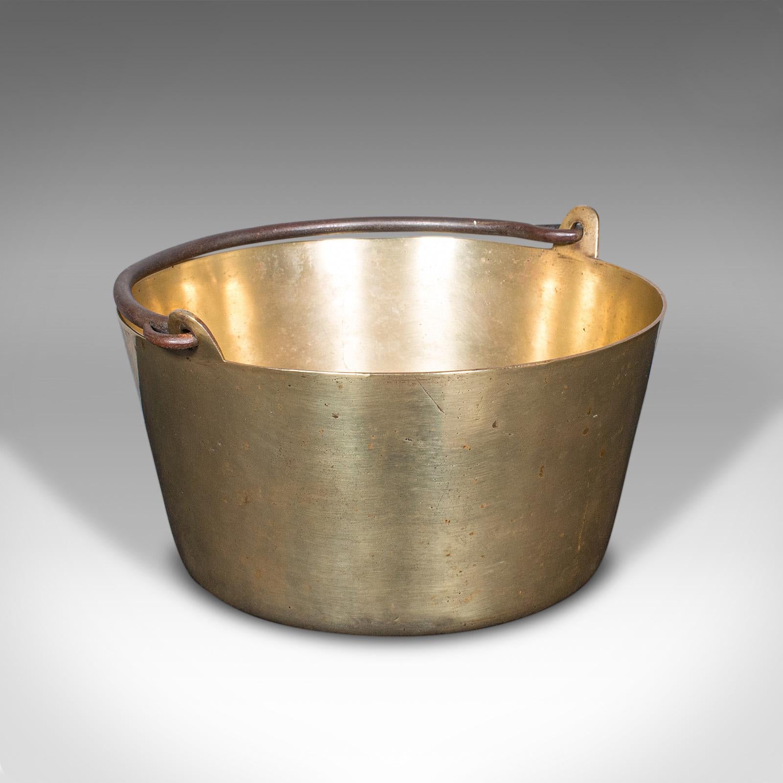 
Dies ist ein antiker Konfitürenwärmer. Eine englische Marmeladenpfanne aus Bronze aus der mittleren georgianischen Periode, um 1750.

Attraktives georgianisches Beispiel mit hellem Erscheinungsbild
Zeigt eine wünschenswerte gealterte Patina