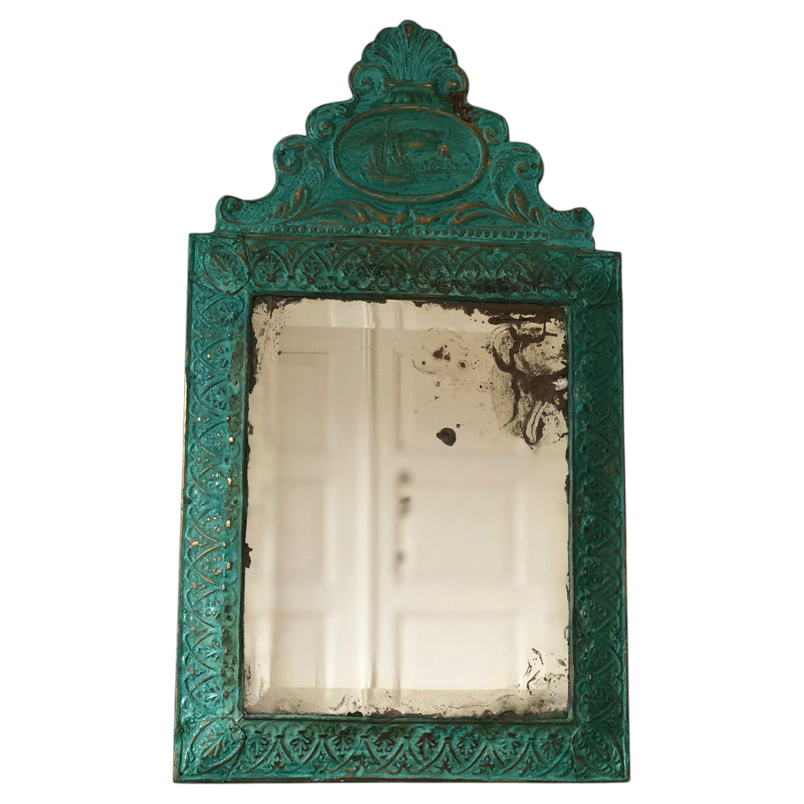 Antique Mirror tole en métal pressé avec patine verte et accents dorés rococo