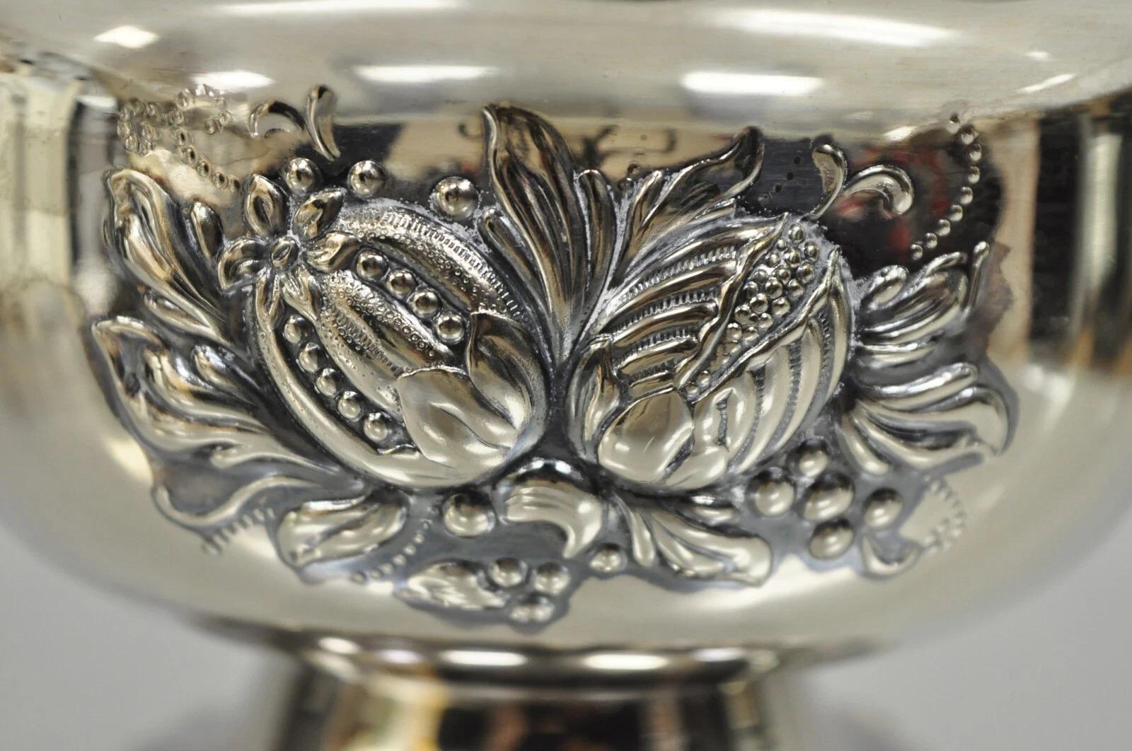 Vittoriano Antico piatto Primans Sweden placcato in argento Repousse Nut Candy Small Dishl in vendita