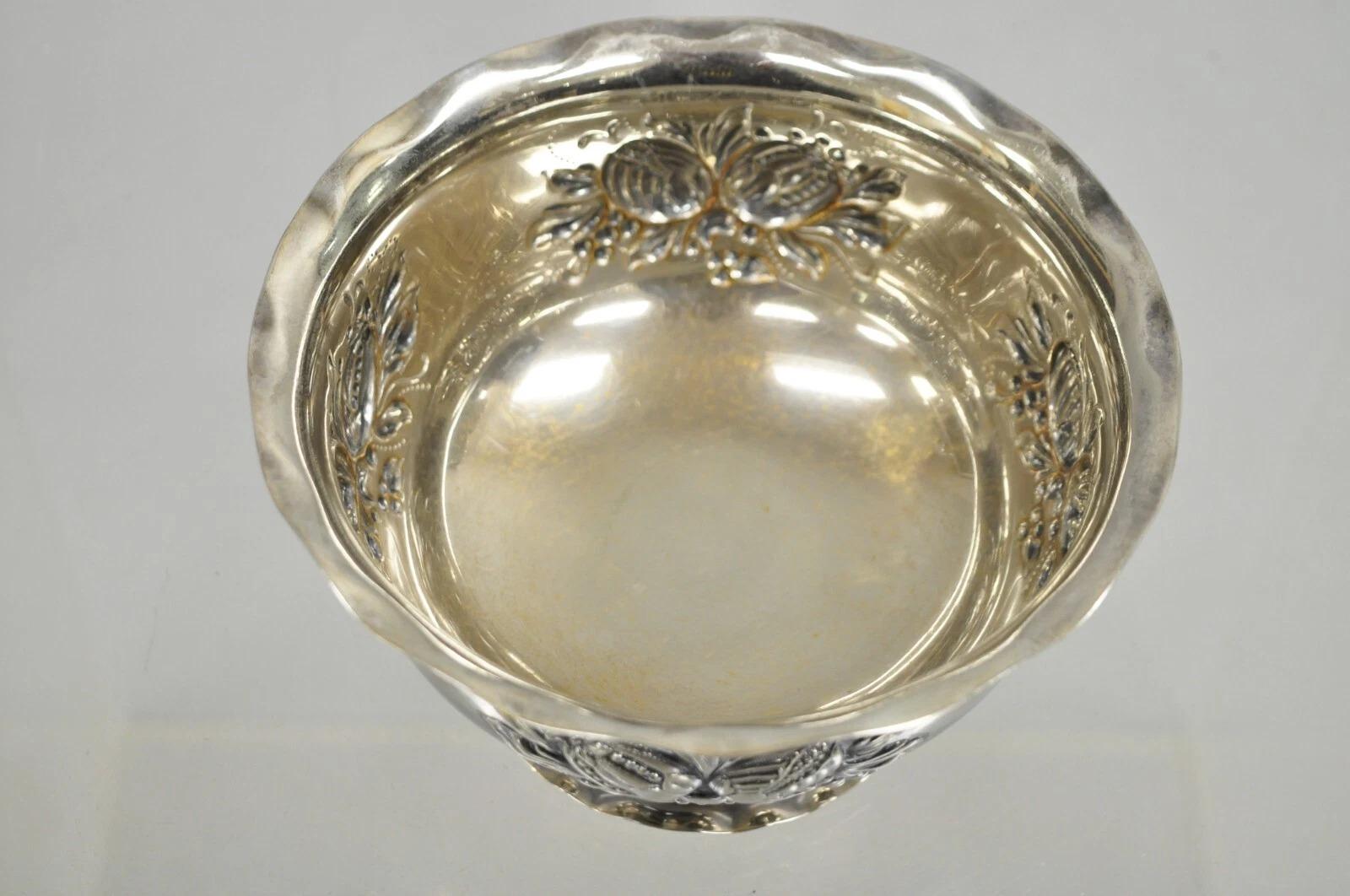 XX secolo Antico piatto Primans Sweden placcato in argento Repousse Nut Candy Small Dishl in vendita