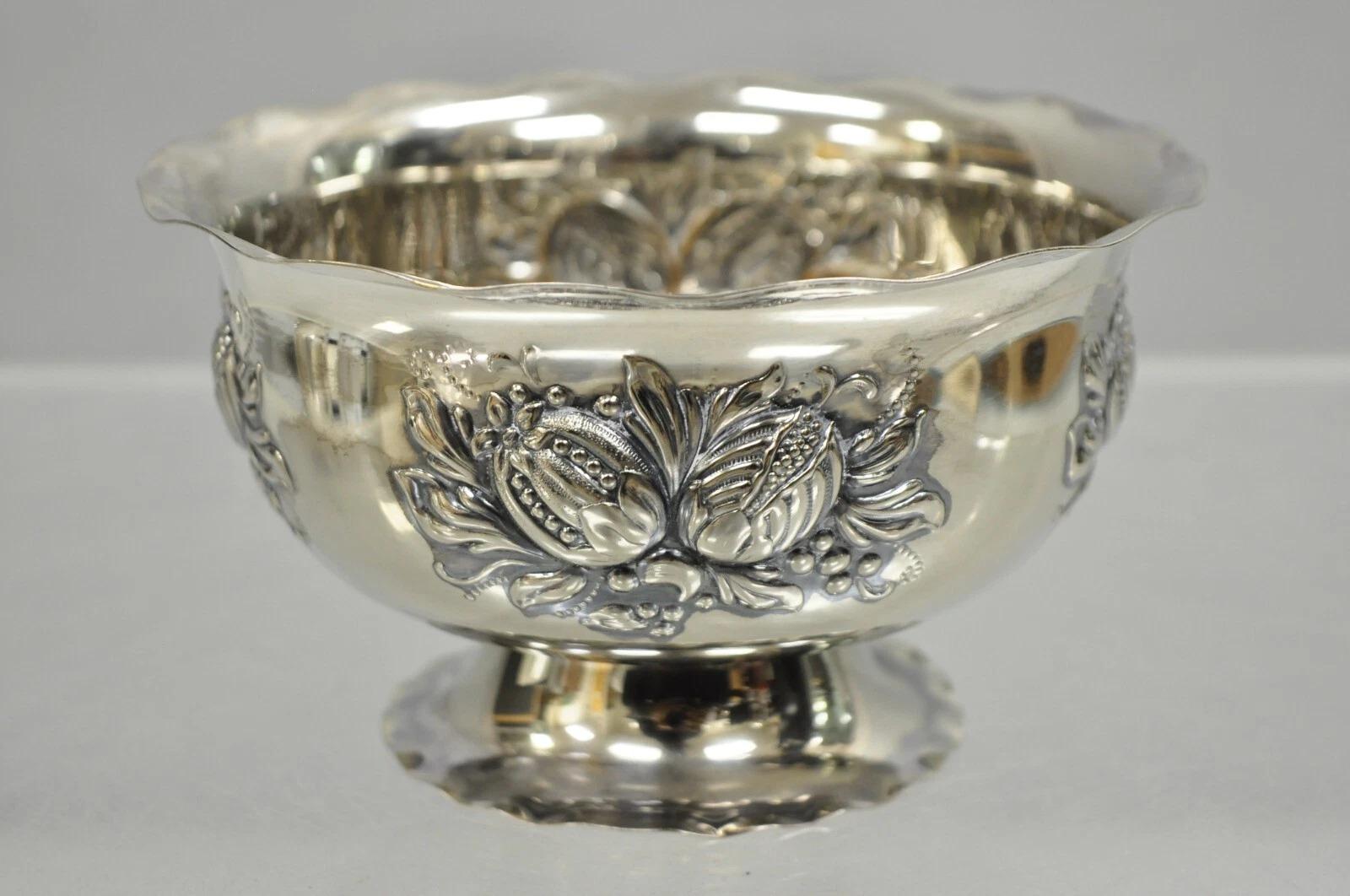 Antico piatto Primans Sweden placcato in argento Repousse Nut Candy Small Dishl in vendita 2
