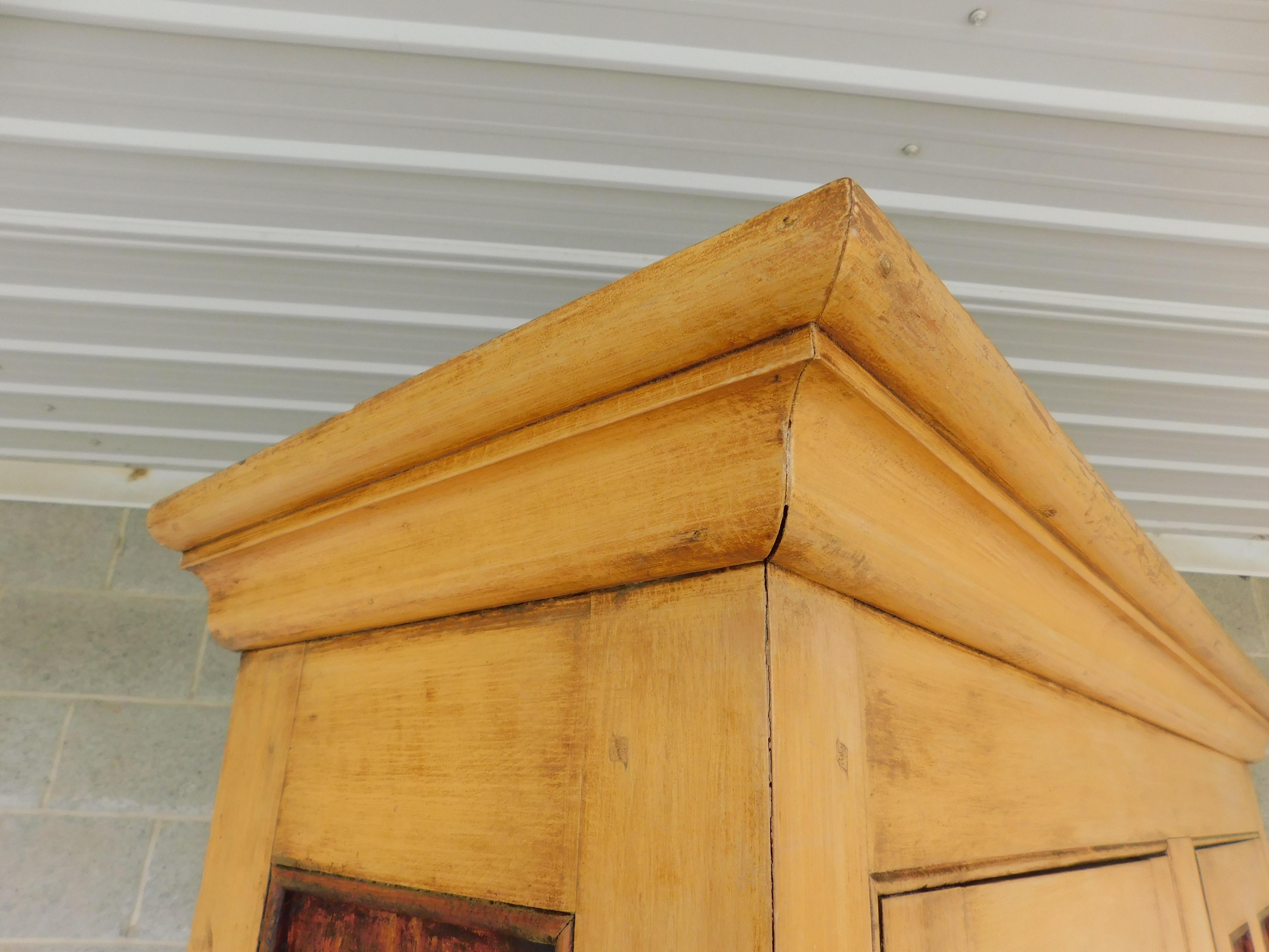 Antiker primitiver 2-teiliger Schrank mit Stufenrückenlehne im Zustand „Gut“ im Angebot in Parkesburg, PA