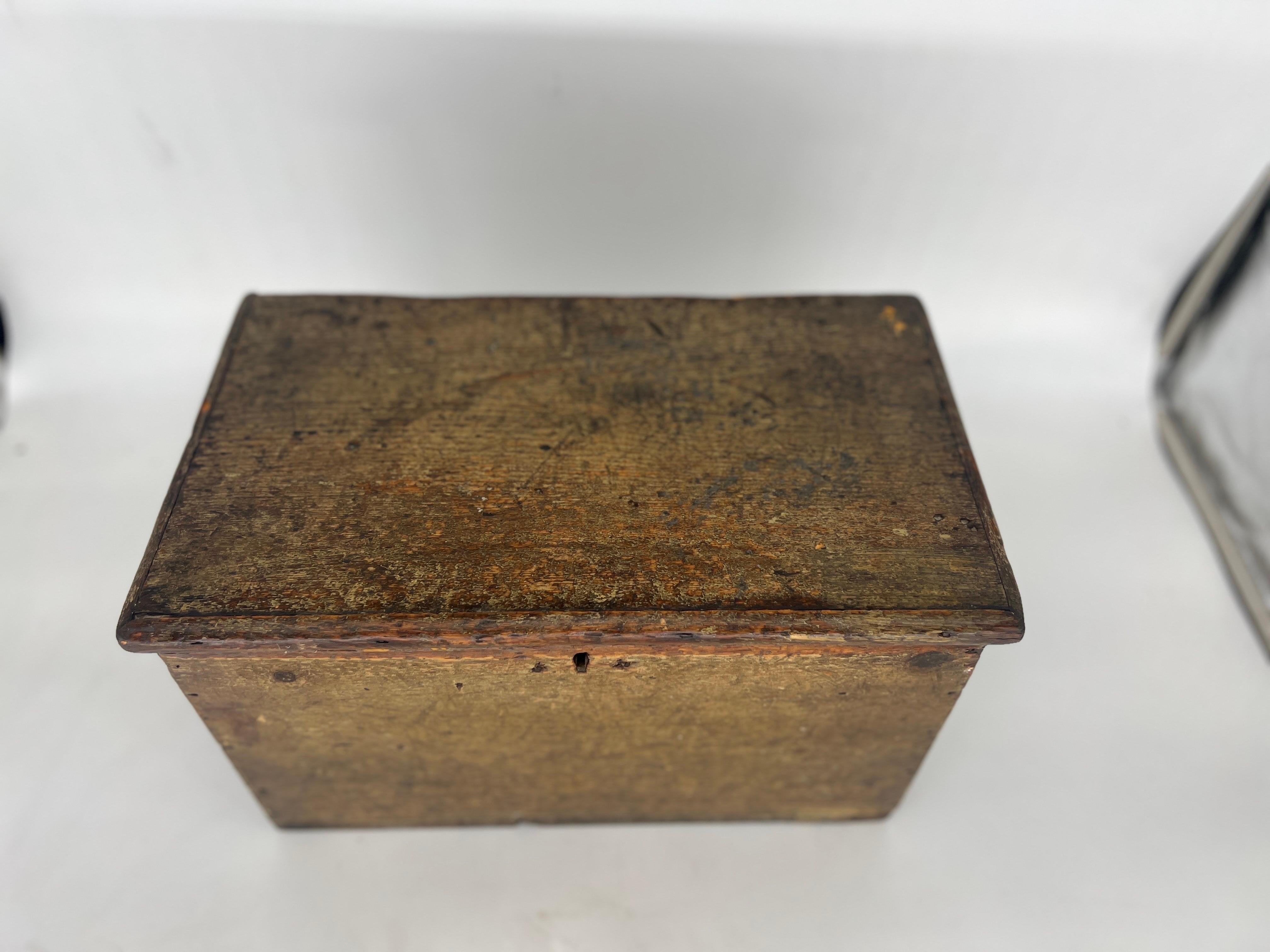 Antique Primitive American Paint Decorated Tool or Document Storage Box In Good Condition For Sale In Atlanta, GA