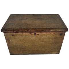 Antica scatola primitiva americana decorata con vernice per la conservazione di strumenti o documenti