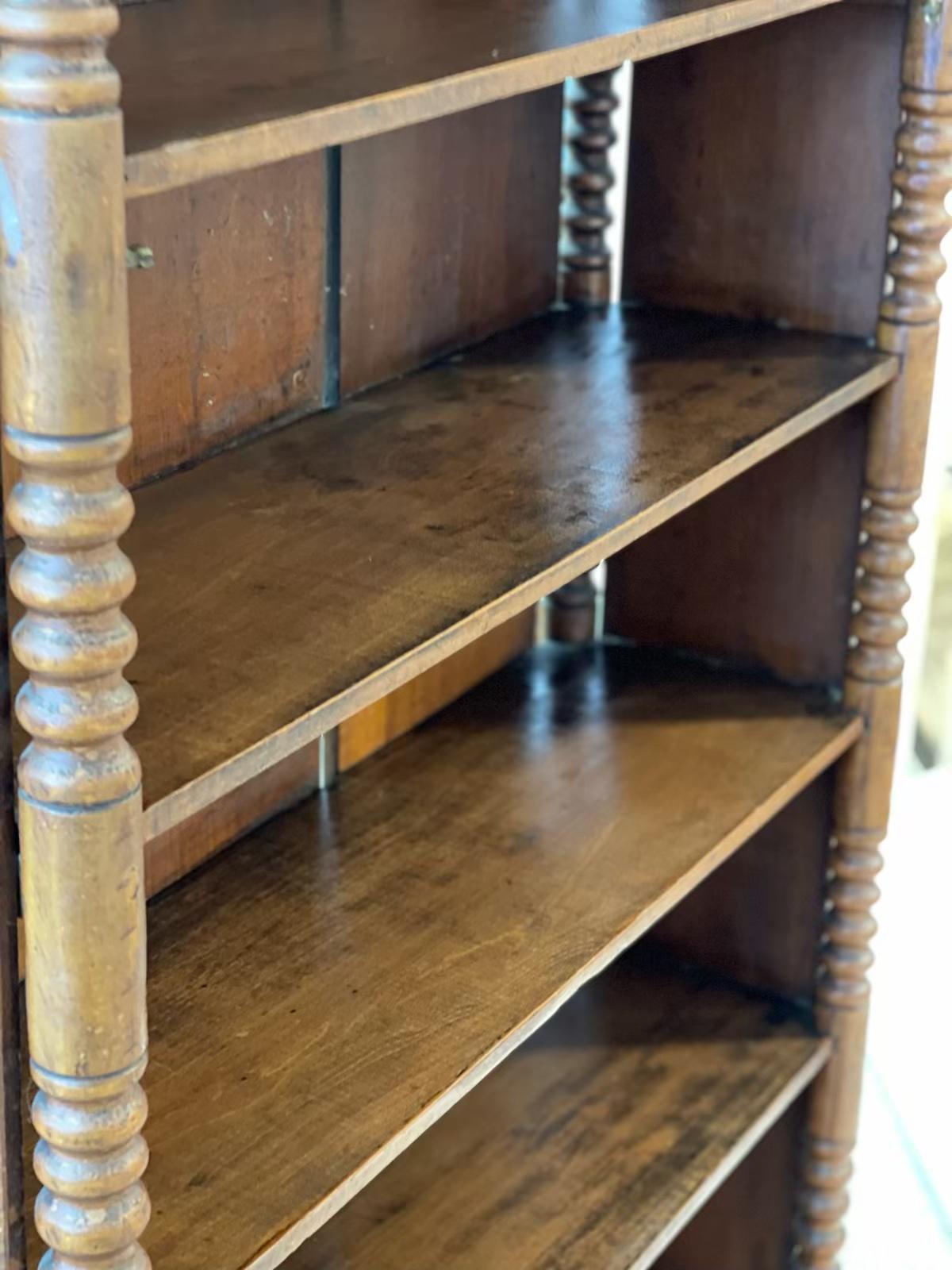 Nodo Antico scaffale a libro aperto in legno massiccio americano primitivo con design dell'epoca Federers in vendita