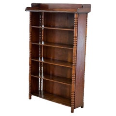 Antiguo estante abierto para libros de madera maciza primitiva americana con diseño de la época federal