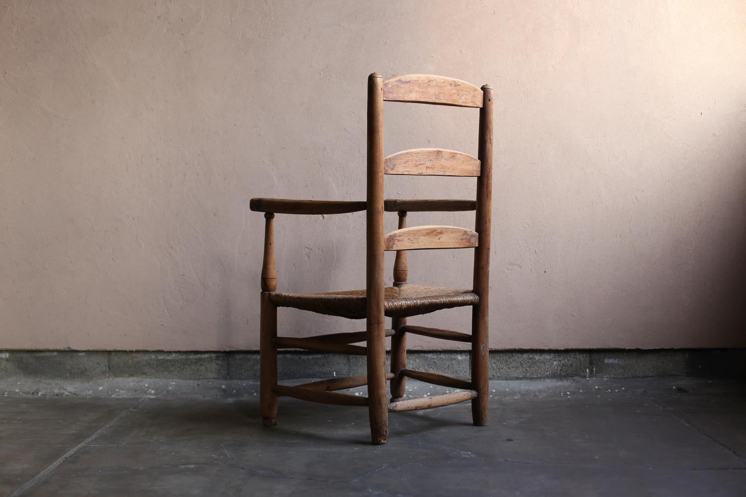 Antiker primitiver Armausschlagstuhl aus Frankreich im Angebot 2