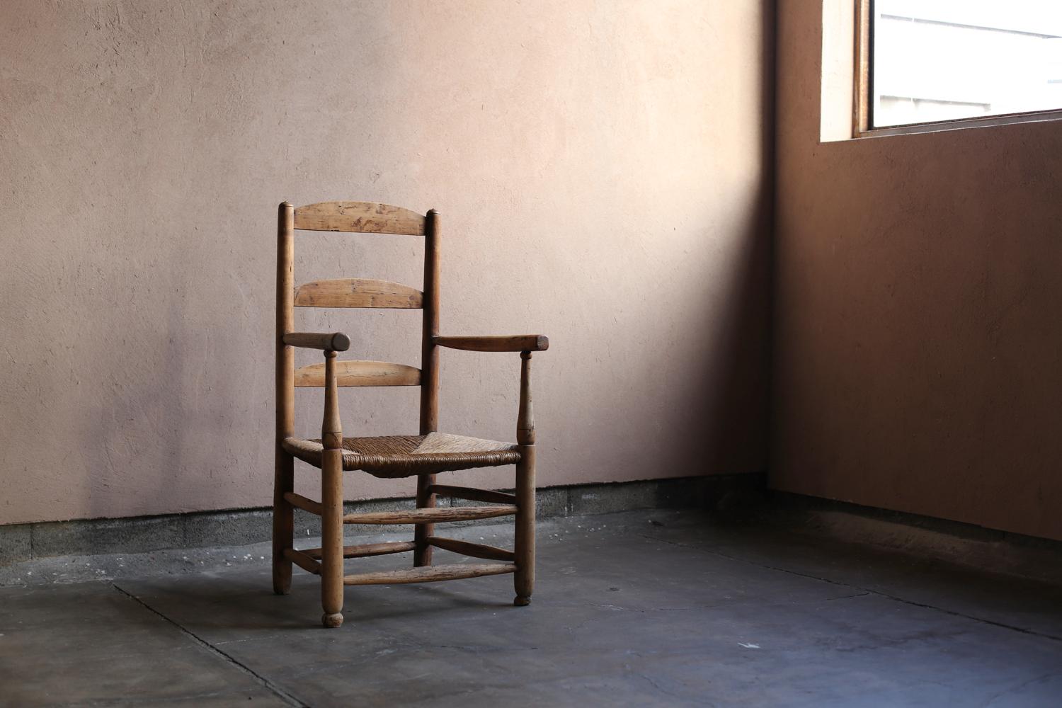 Antiker primitiver Armausschlagstuhl aus Frankreich (Primitiv) im Angebot