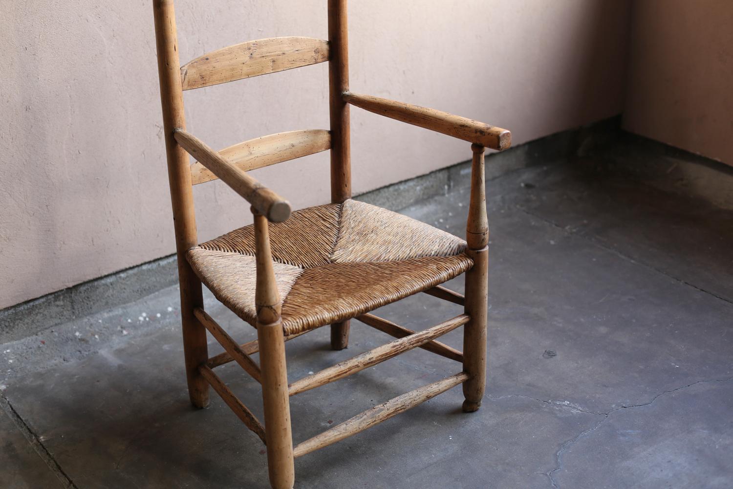 Antiker primitiver Armausschlagstuhl aus Frankreich (Französisch) im Angebot
