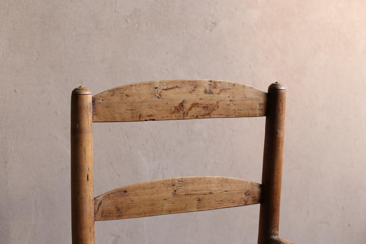 Antiker primitiver Armausschlagstuhl aus Frankreich (Holzarbeit) im Angebot
