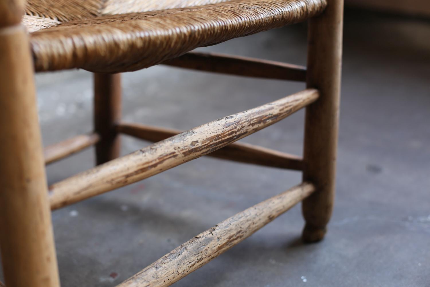 Antiker primitiver Armausschlagstuhl aus Frankreich (Binse) im Angebot